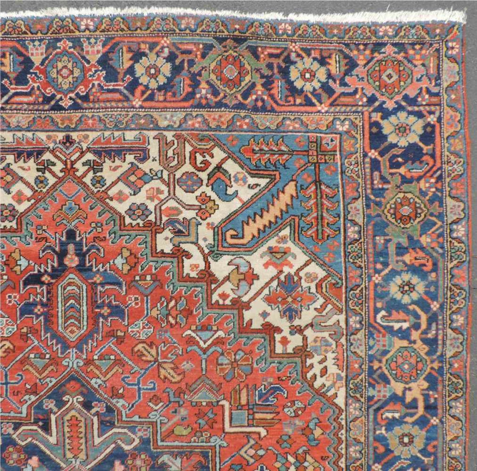 Heris Perserteppich. Iran. Alt, um 1920 - 1930. 316 cm x 222 cm. Handgeknüpft. Wolle auf - Image 11 of 12