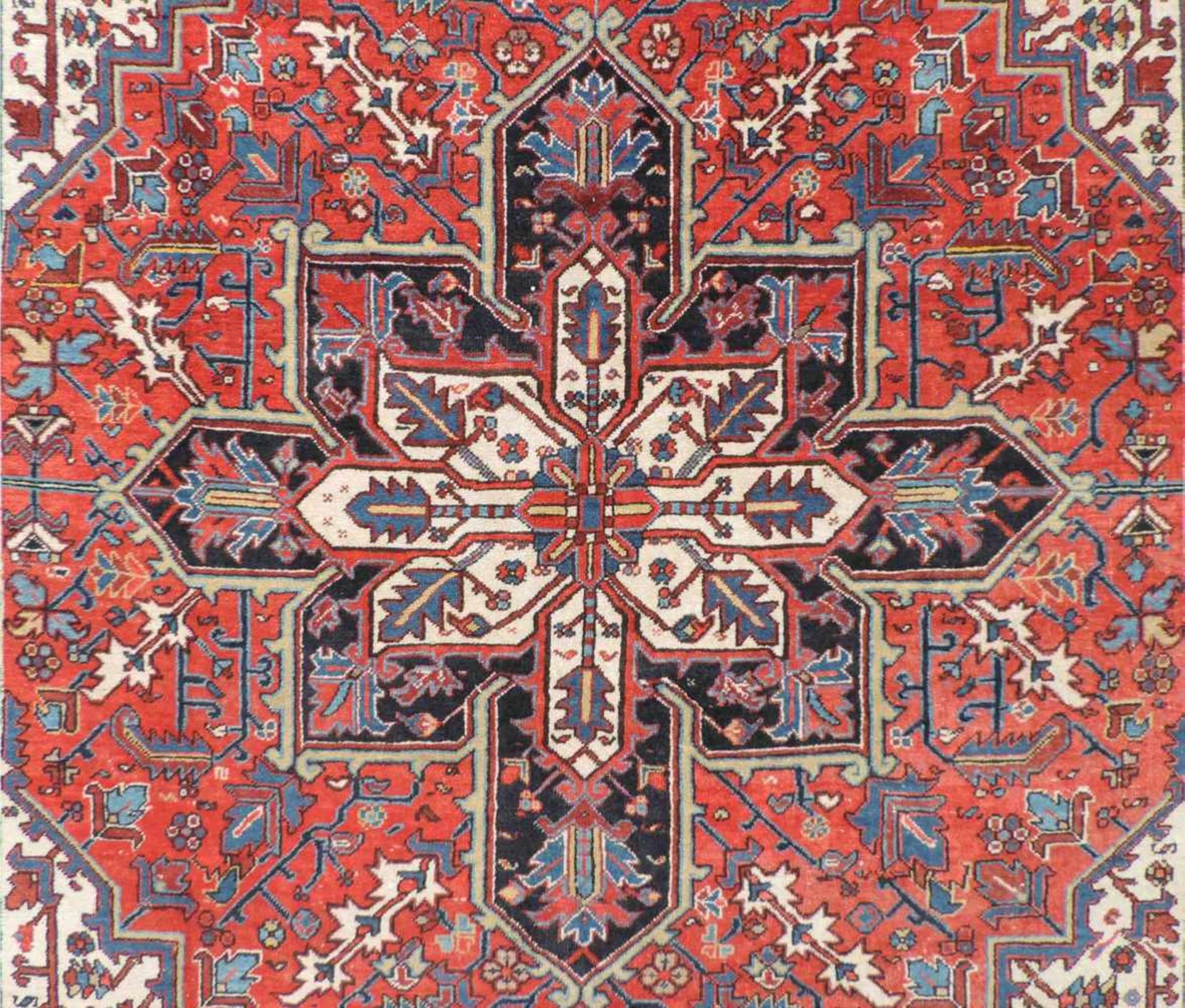 Heris Perserteppich. Iran. Mitte 20. Jahrhundert. 350 cm x 256 cm. Orientteppich, handgeknüpft. - Bild 6 aus 10