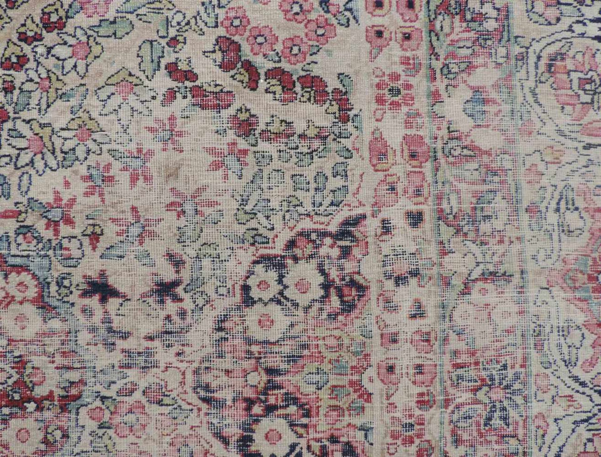 Kirman Laver Perserteppich. Iran. Antik, spätes 19. Jahrhundert. 329 cm x 275 cm. Handgeknüpft. - Bild 7 aus 8