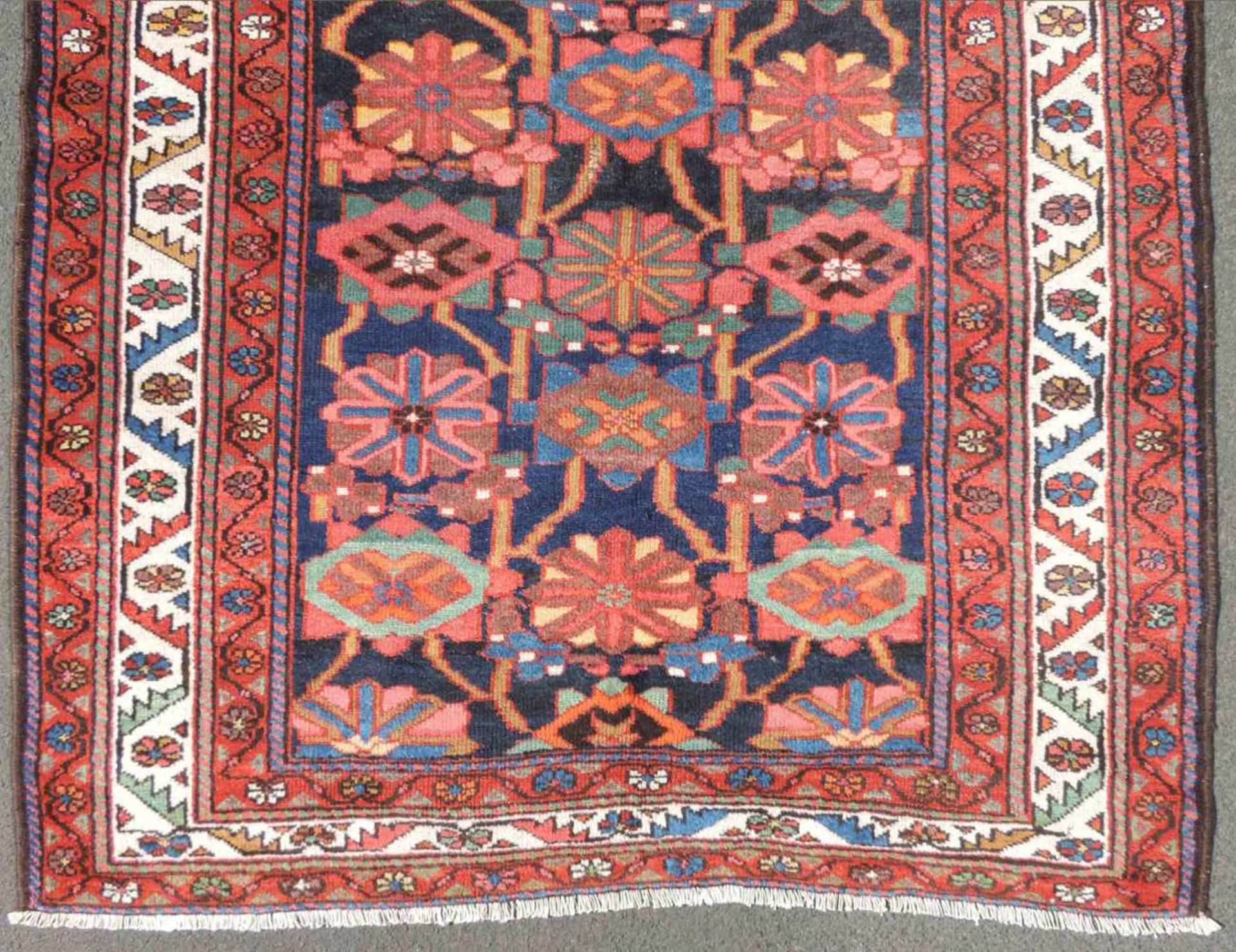 Varamin Shah Savan Perserteppich. Iran. Alt, um 1920. 308 cm x 152 cm. Handgeknüpft. Wolle auf - Bild 2 aus 5