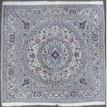 Nain Perserteppich. Iran. Quadratisch. 197 cm x 201 cm. Handgeknüpft. Wolle mit Seide auf Baumwolle.