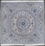 Nain Perserteppich. Iran. Quadratisch. 197 cm x 201 cm. Handgeknüpft. Wolle mit Seide auf Baumwolle.