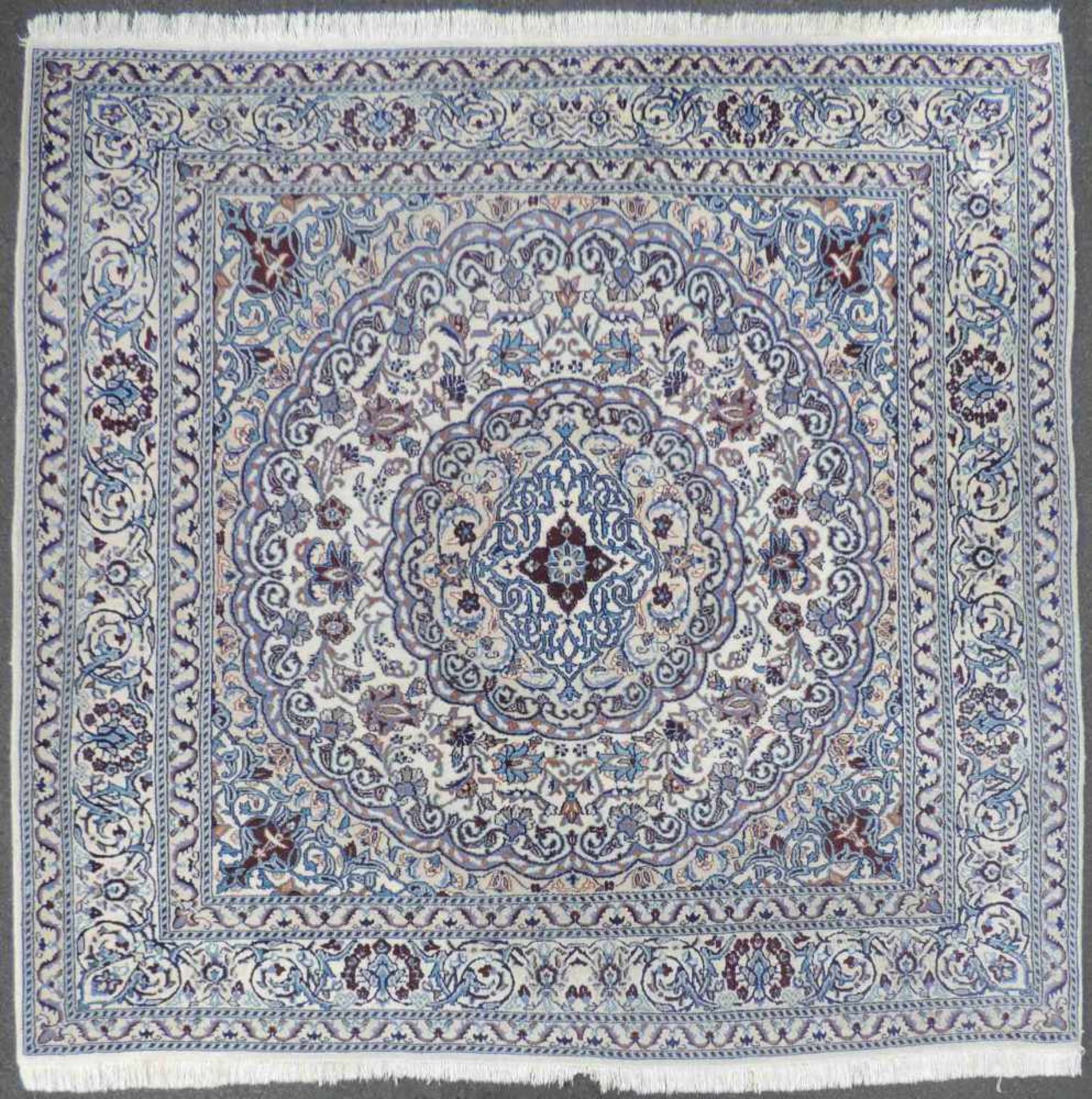 Nain Perserteppich. Iran. Quadratisch. 197 cm x 201 cm. Handgeknüpft. Wolle mit Seide auf Baumwolle.