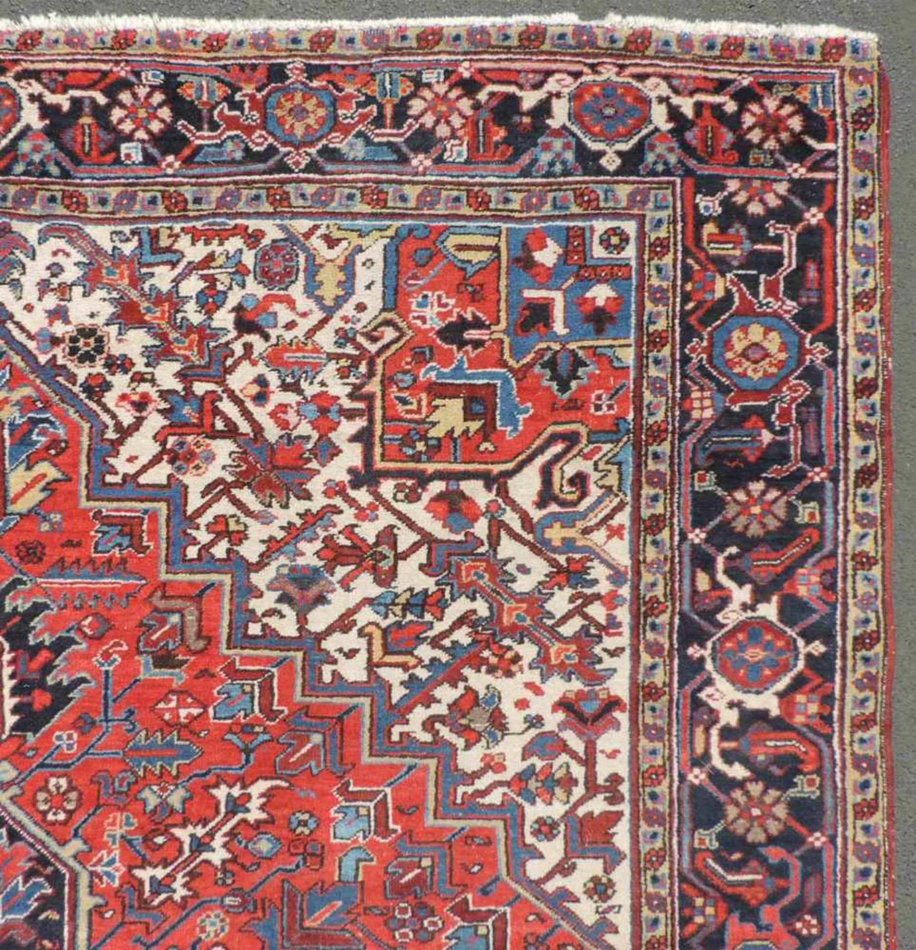 Heris Perserteppich. Iran. Mitte 20. Jahrhundert. 350 cm x 256 cm. Orientteppich, handgeknüpft. - Bild 9 aus 10