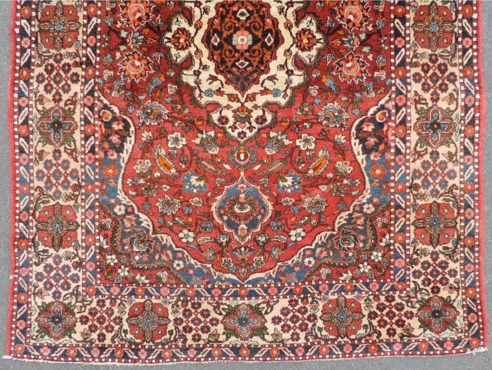 Bachtiar Perserteppich. Iran. Alt. Mitte 20. Jahrhundert. 198 cm x 140 cm. Handgeknüpft. Wolle auf - Bild 2 aus 6