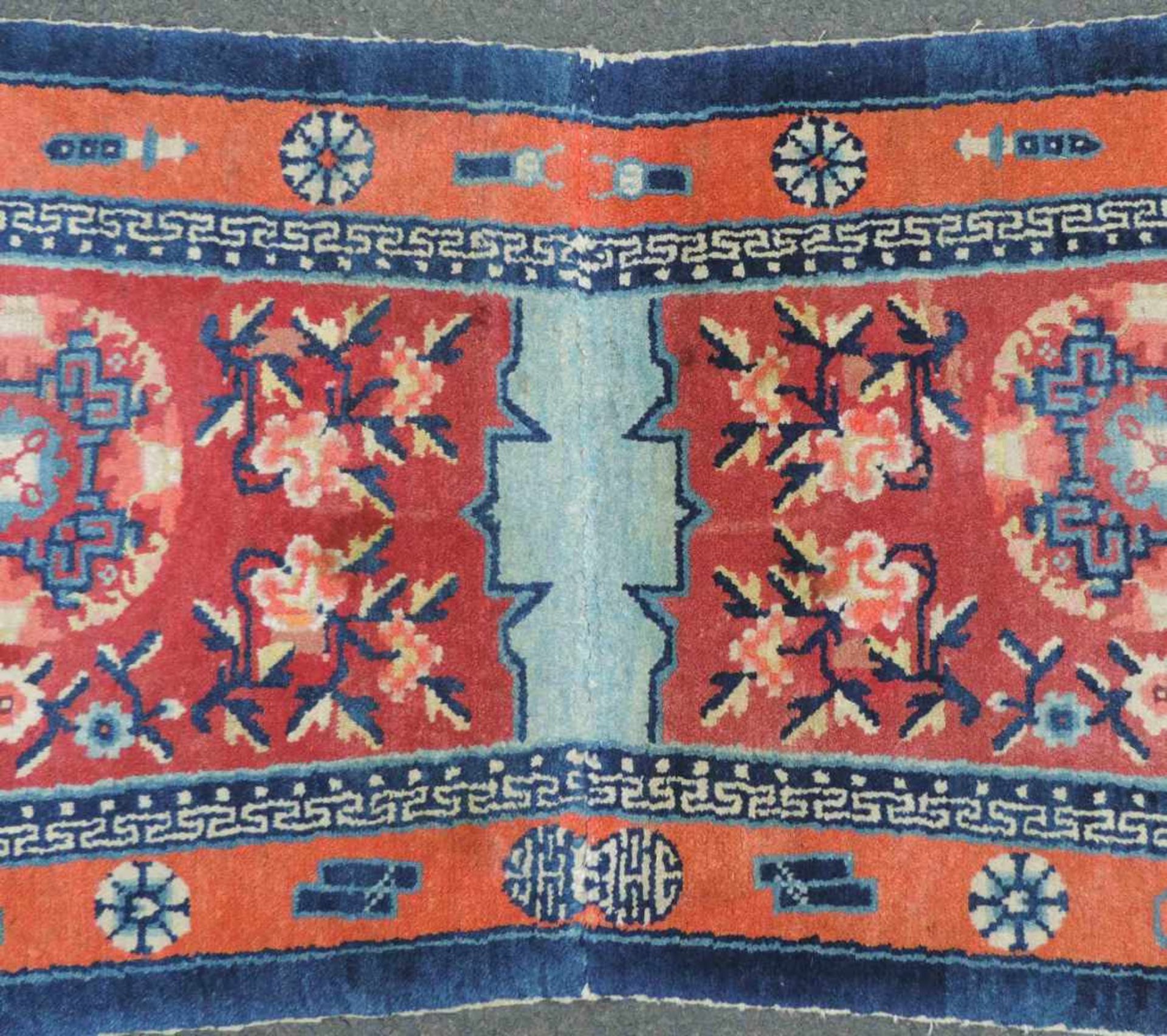 Bantou Sattelteppich. China. Antik, um 1900. 140 cm x 62 cm. Handgeknüpft in 2 Teilen und - Image 4 of 5