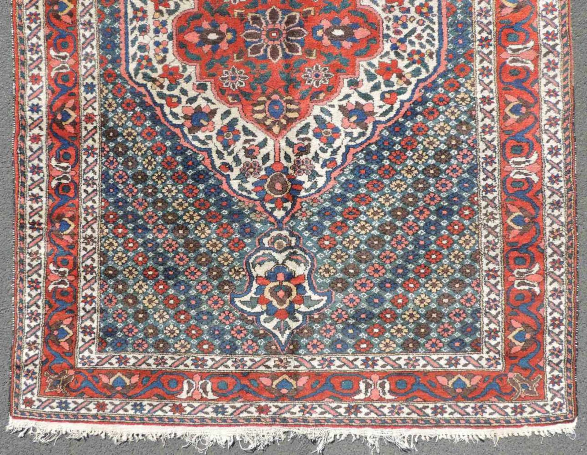 Bachtiari Perserteppich. Iran. Alt, 1. Hälfte 20. Jahrhundert. 211 cm x 147 cm. Handgeknüpft. - Image 2 of 5