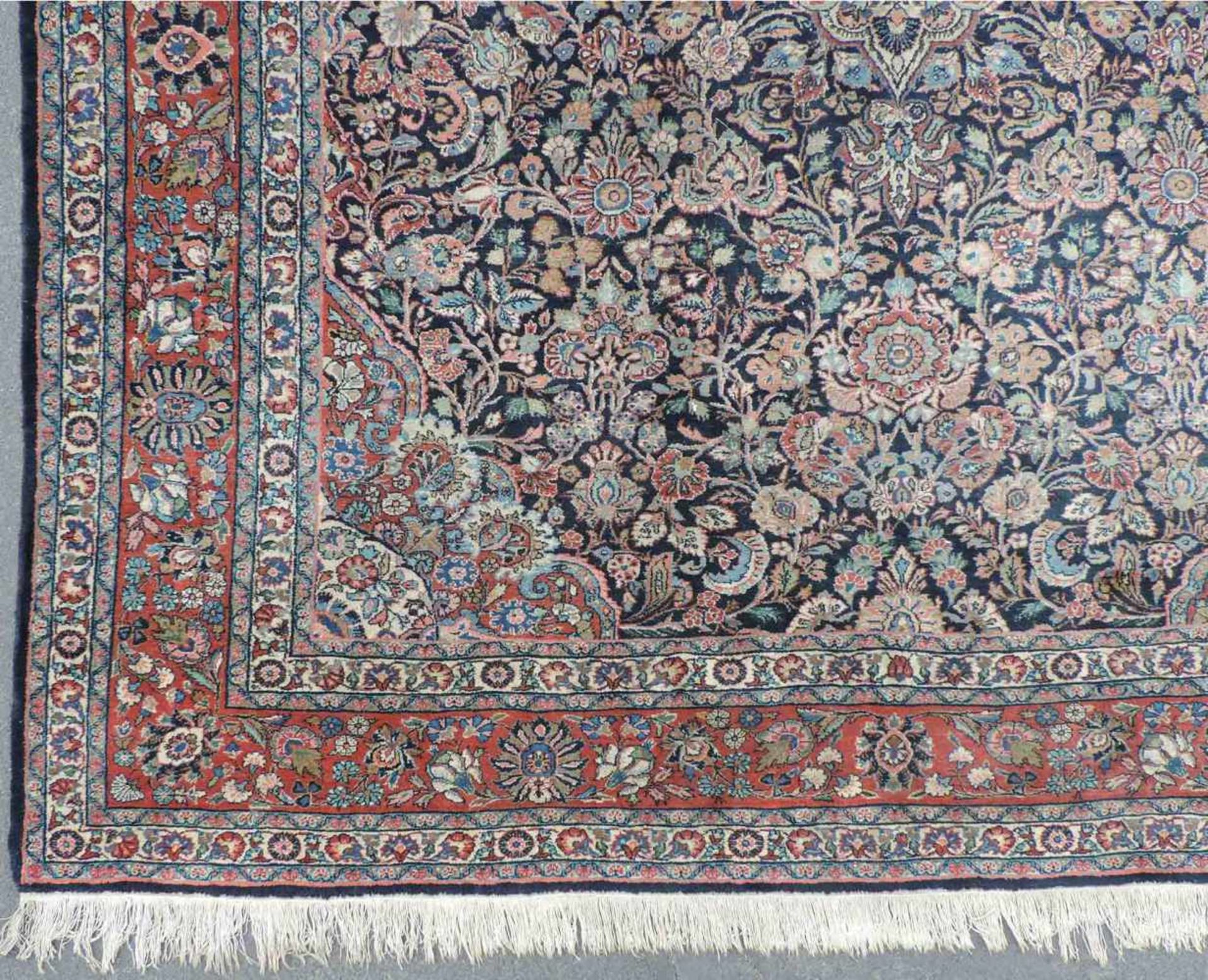 Hamadan Scherkat Perserteppich. Iran. Feine Knüpfung. 388 cm x 275 cm. Handgeknüpft. Wolle auf - Image 2 of 9