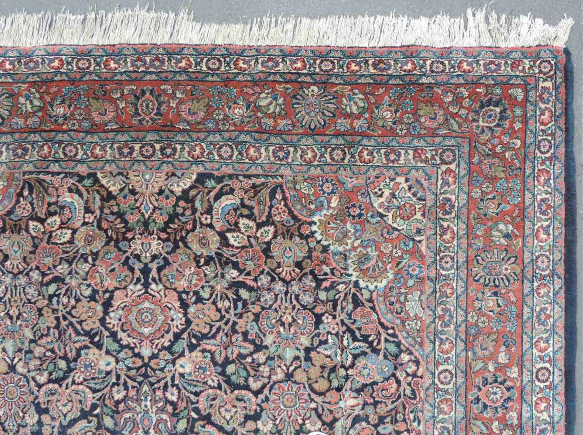 Hamadan Scherkat Perserteppich. Iran. Feine Knüpfung. 388 cm x 275 cm. Handgeknüpft. Wolle auf - Image 8 of 9