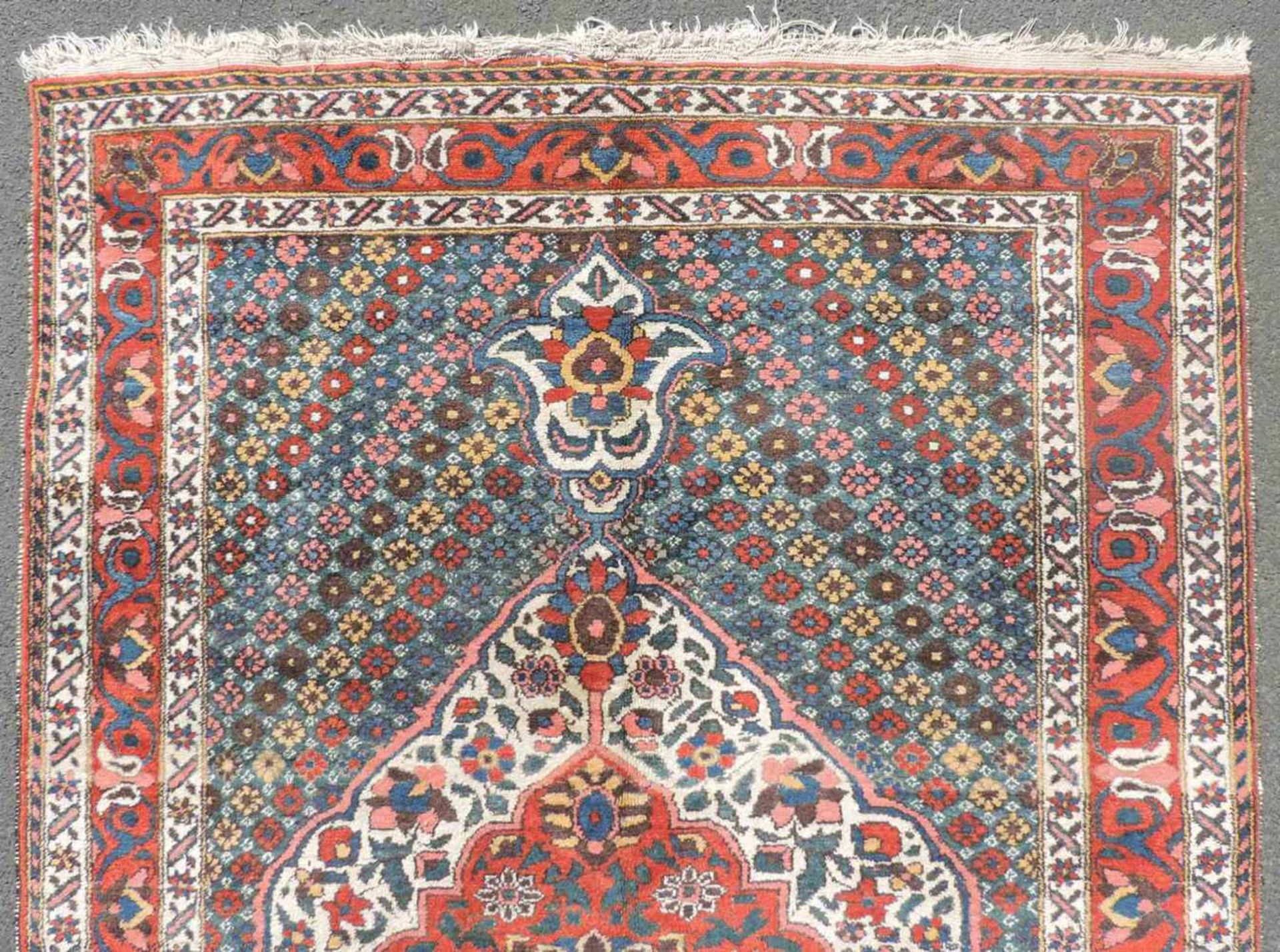 Bachtiari Perserteppich. Iran. Alt, 1. Hälfte 20. Jahrhundert. 211 cm x 147 cm. Handgeknüpft. - Image 4 of 5