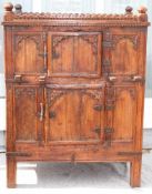 Halbschrank. Kolonialstil. Hartholz. Indien. 135 cm x 102 cm x 76 cm. Cupboard. Colonial style.