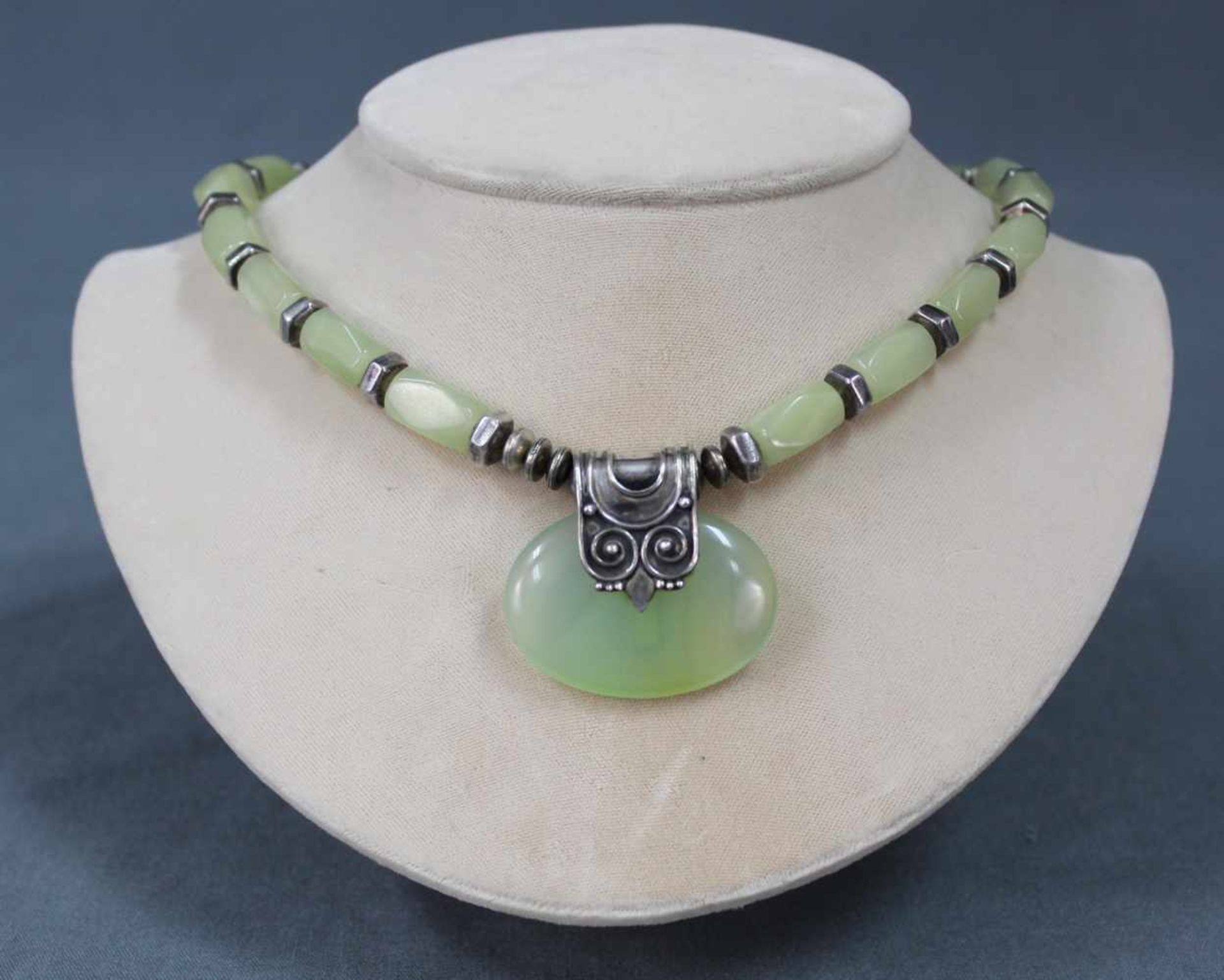 Collier. Hauptstein wohl Jade. Bandsteine wohl Prasiolith. Silber 925. 47 cm lang. Wohl China