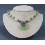 Collier. Hauptstein wohl Jade. Bandsteine wohl Prasiolith. Silber 925. 47 cm lang. Wohl China