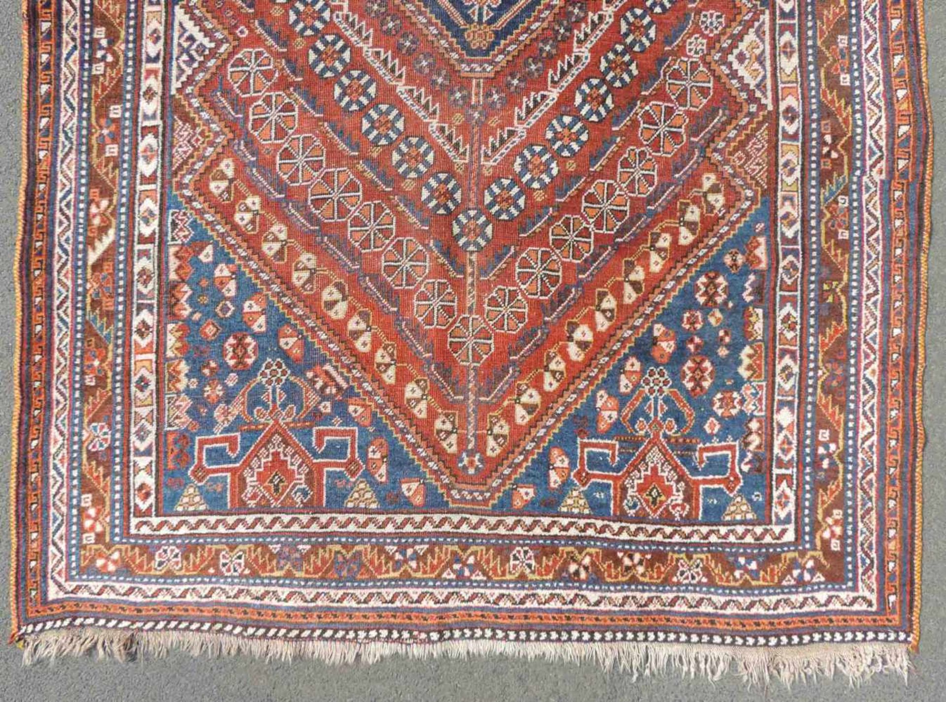 Qashqai Perserteppich. Iran. Alt, um 1920. 258 cm x 162 cm. Handgeknüpft. Wolle auf Wolle. - Bild 2 aus 6