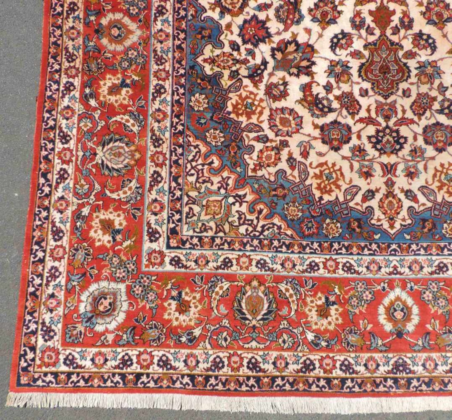 Isfahan Perserteppich. Mit Medaillon. Iran. Feine Knüpfung. 378 cm x 285 cm. Handgeknüpft. Wolle auf - Image 4 of 11