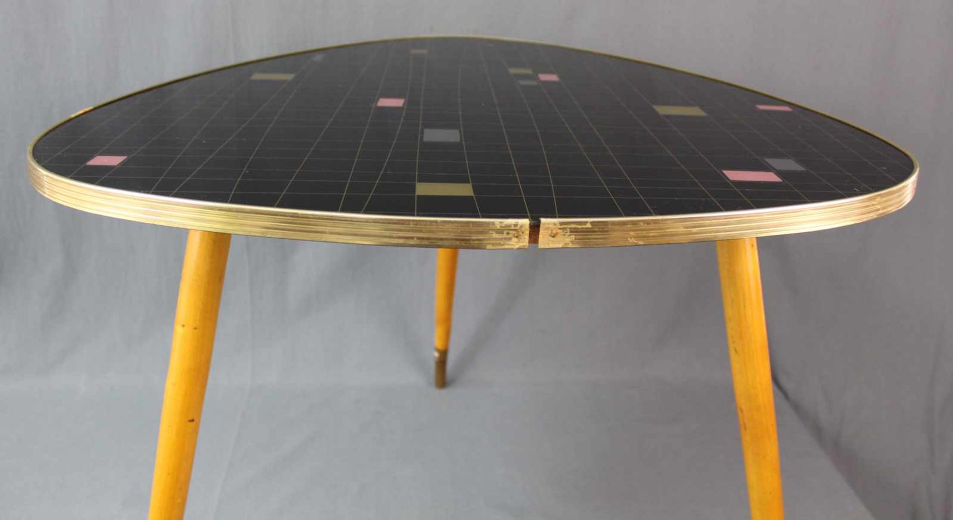 Beistelltisch, Design. Bunte Ausführung. Um 1970. 70 cm x 70 cm, 60 cm. Side table, design. 70 cm - Image 4 of 7