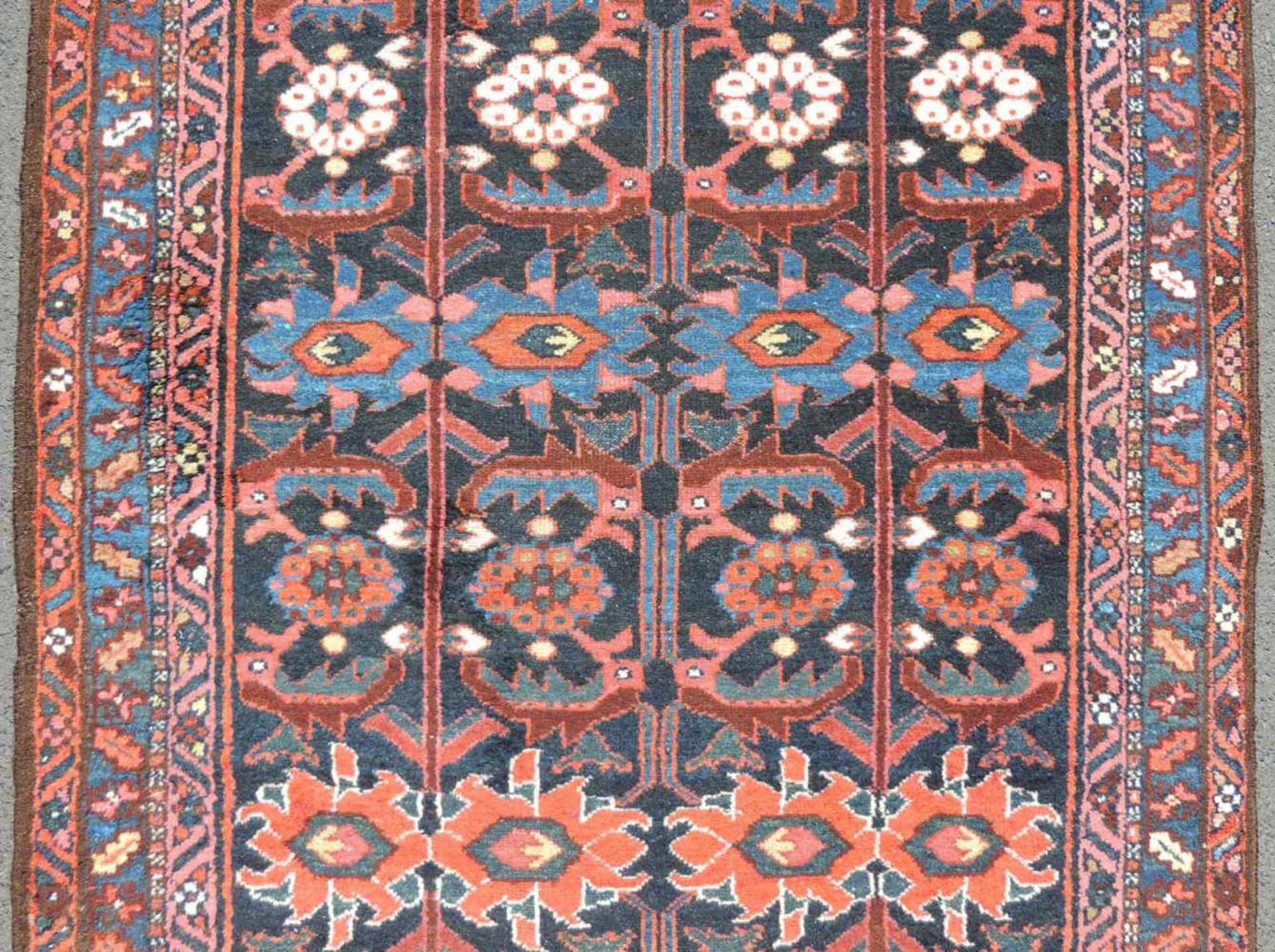 Bachtiar Perserteppich, Galerie. Iran. Alt, um 1920. 400 cm x 107 cm. Orientteppich, handgeknüpft. - Image 4 of 6