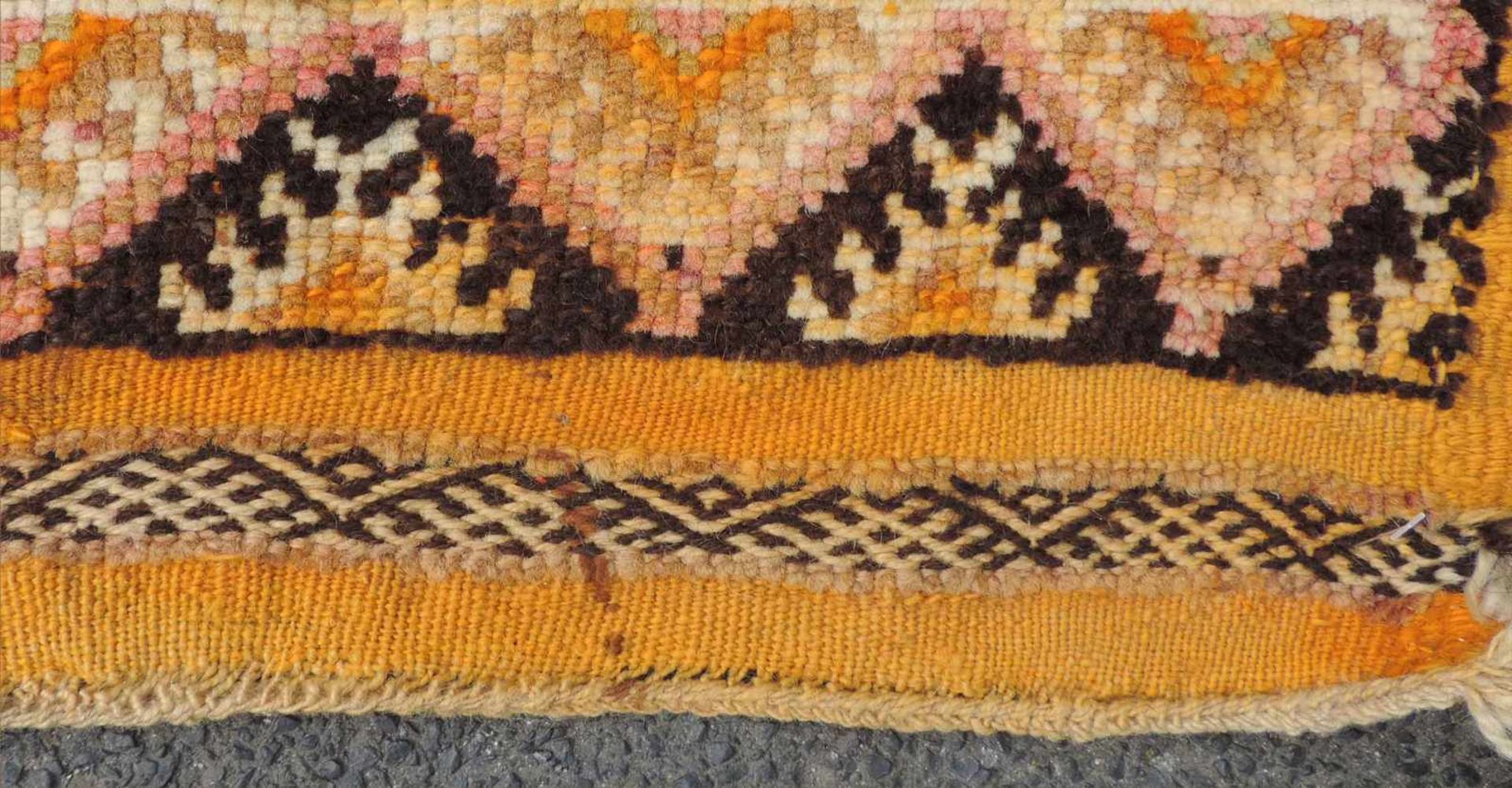 Atlas Teppich. Marokko. Alt, Mitte 20. Jahrhundert. 185 cm x 103 cm. Handgeknüpft und handgewebt. - Bild 5 aus 8