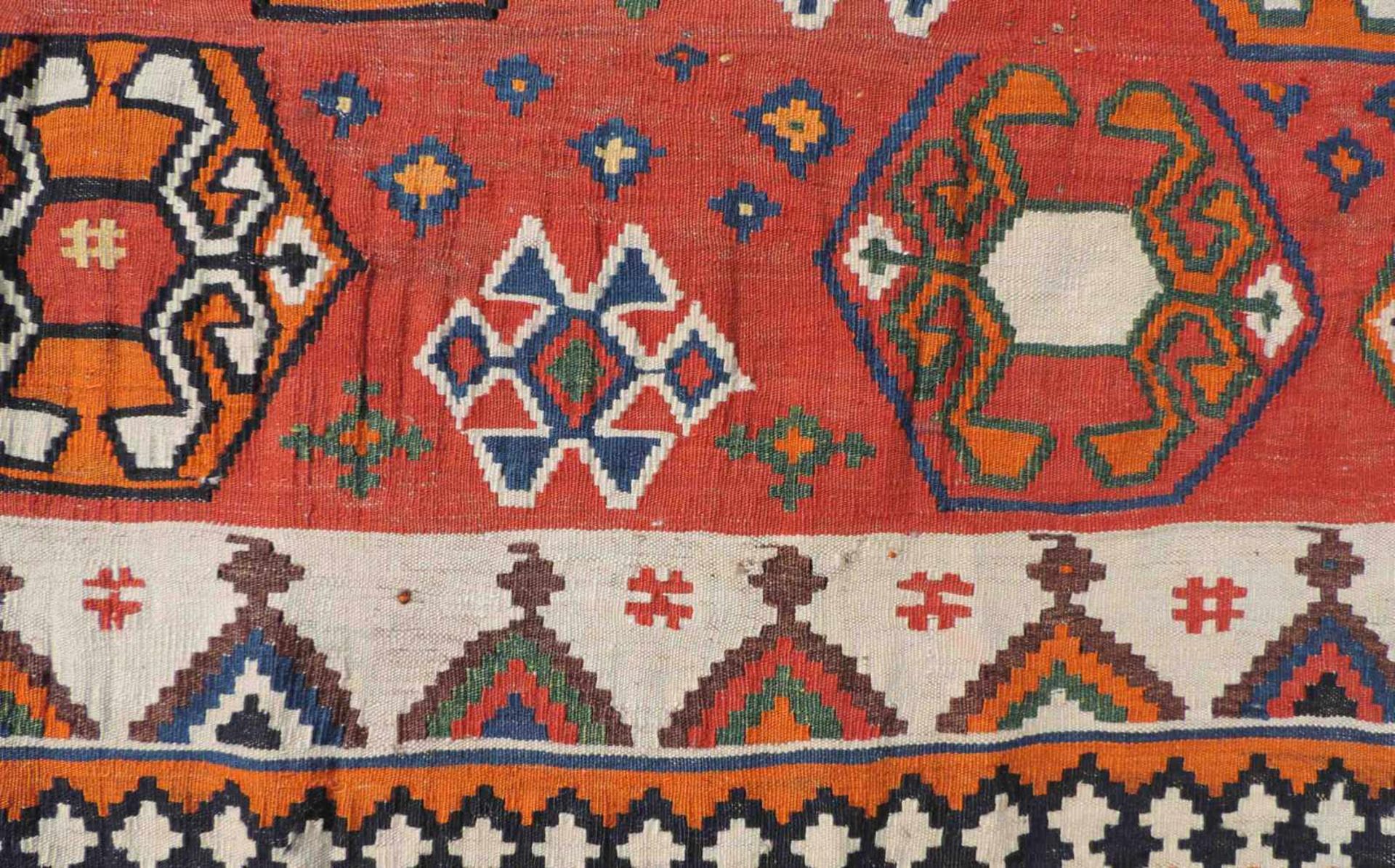 Quashkai Perserteppich. Kelim. Iran. Alt, um 1930. 262 cm x 187 cm. Handgewebt. Wolle auf Wolle. - Image 5 of 6