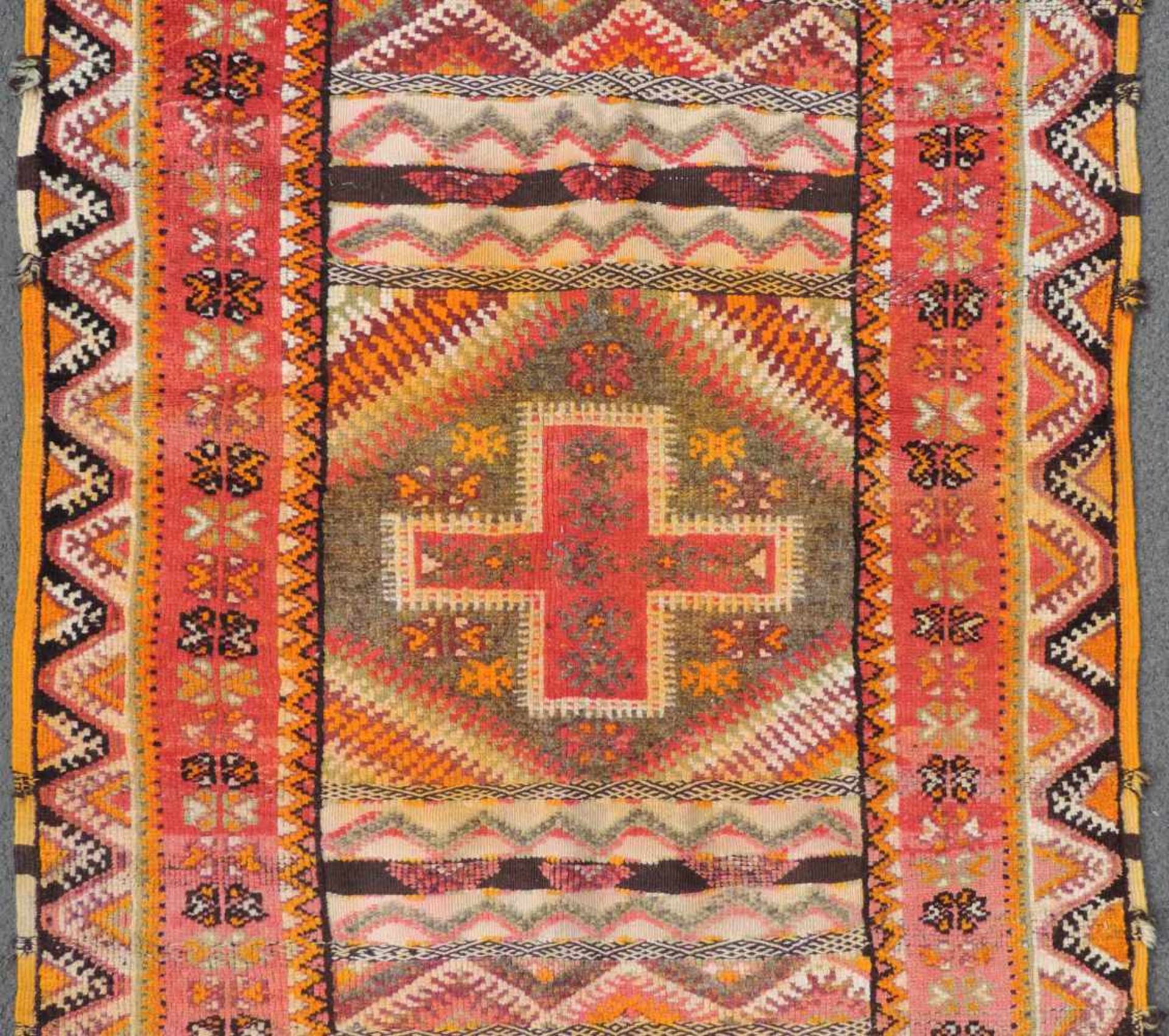 Atlas Teppich. Marokko. Alt, Mitte 20. Jahrhundert. 185 cm x 103 cm. Handgeknüpft und handgewebt. - Bild 3 aus 8