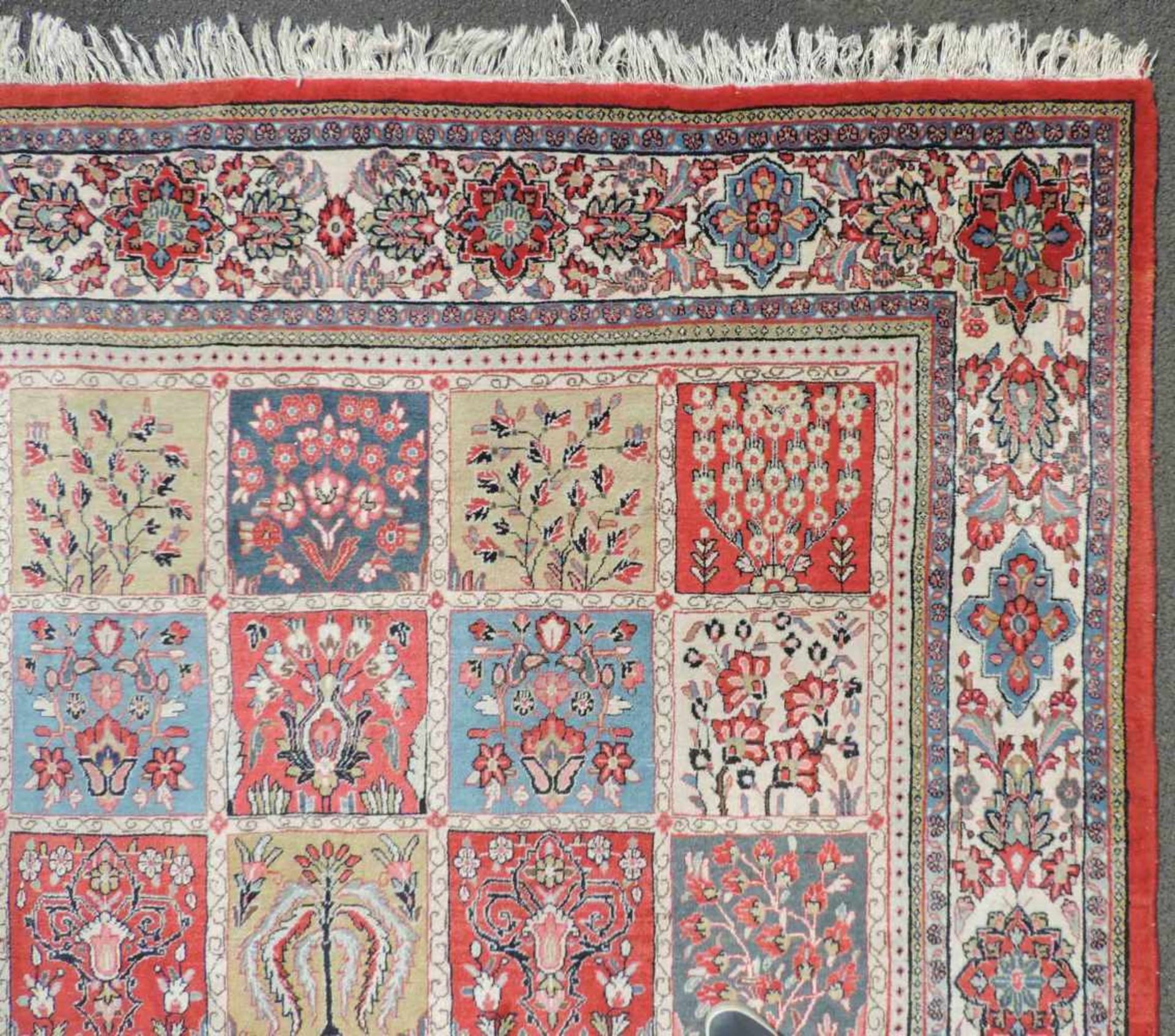 Saruk Perserteppich. Iran. Feldermuster. 354 cm x 255 cm. Handgeknüpft. Wolle auf Baumwolle. Saruk - Image 7 of 8