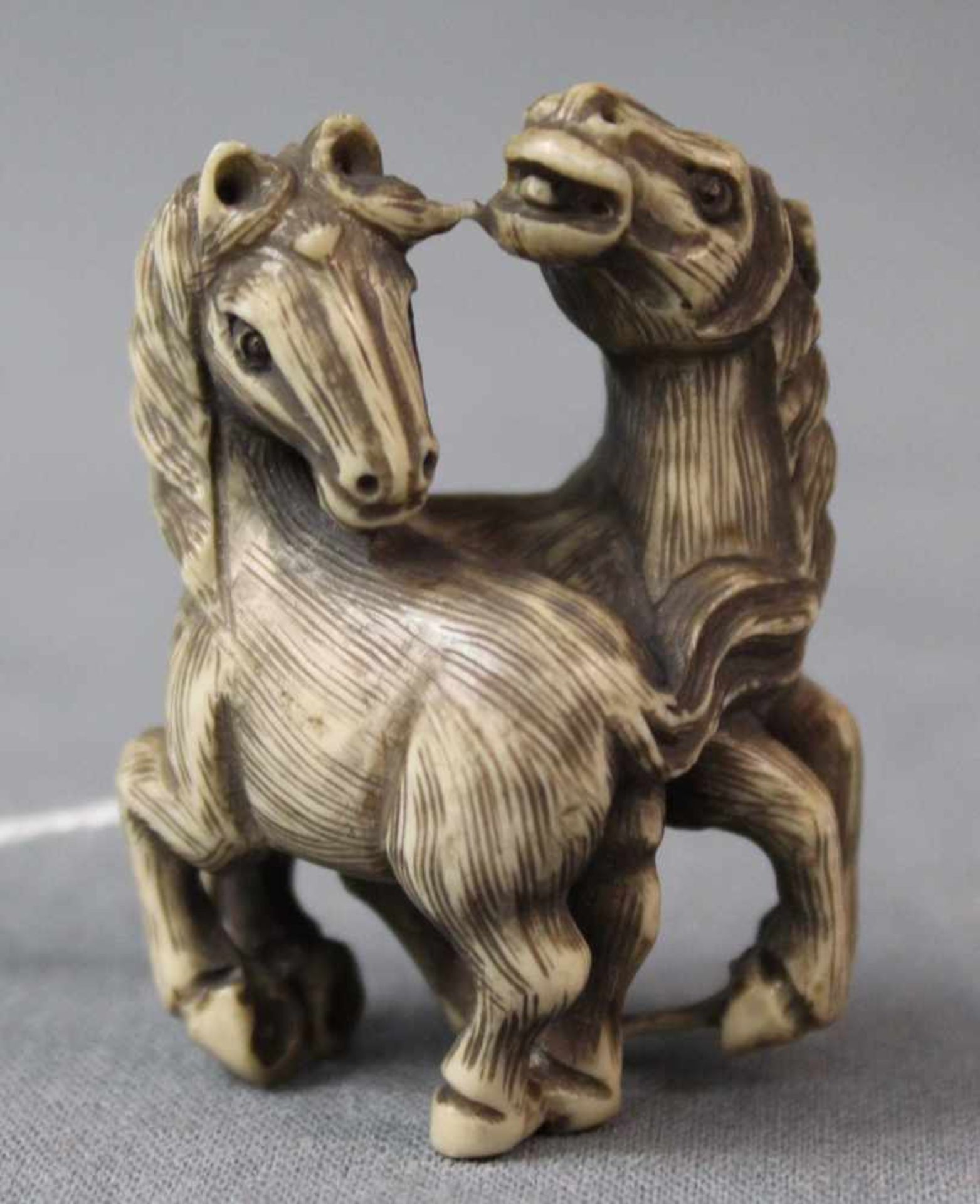 Netsuke. 2 Misaki Pferde. Geschnitzt. Japan, wohl Meiji - Zeit 1869 - 1912. 51 mm hoch. Unten