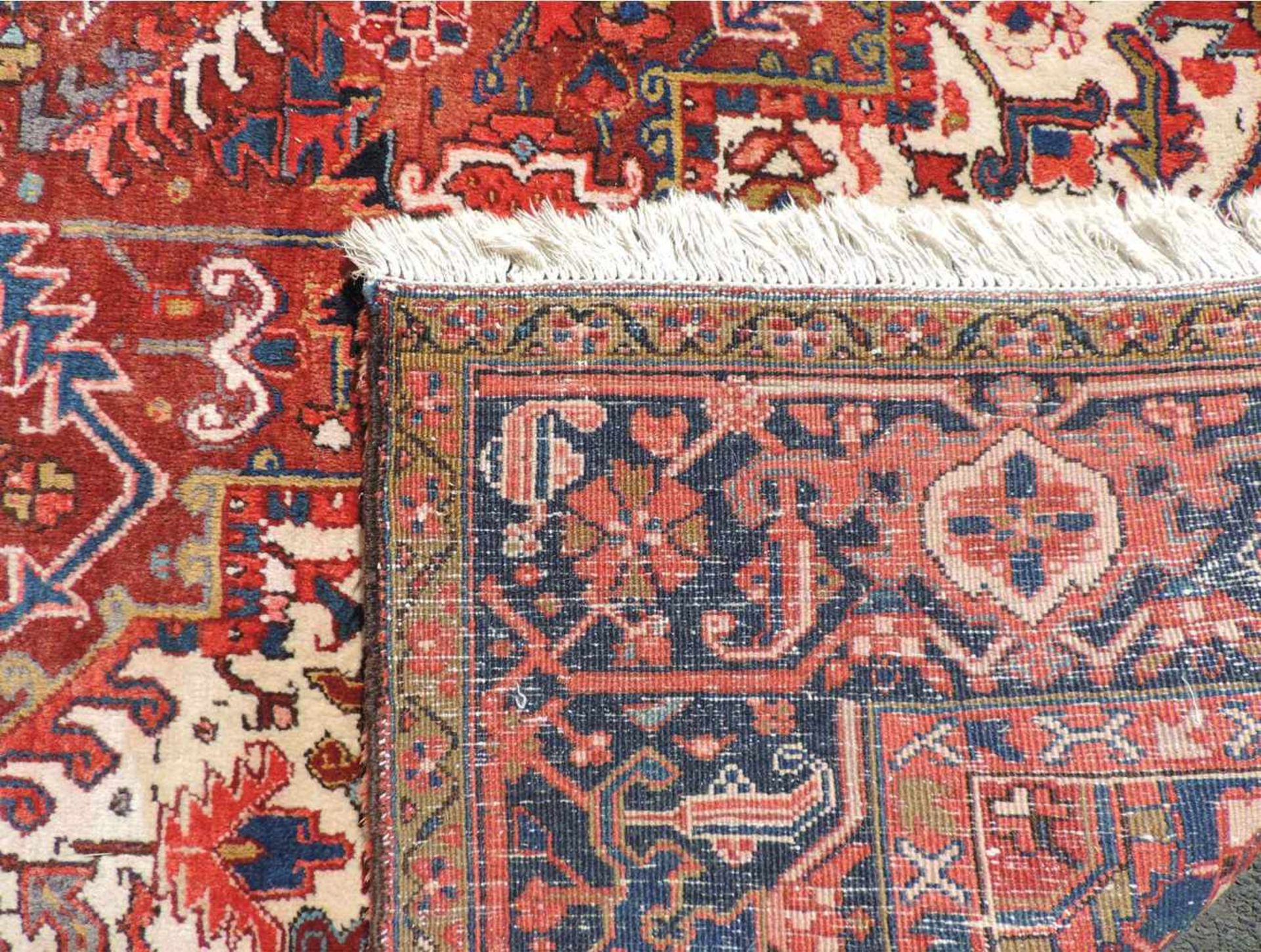 Heris Perserteppich. Iran. Alt, um 1950. 404 cm x 295 cm. Orientteppich. Handgeknüpft. Wolle auf - Bild 3 aus 12
