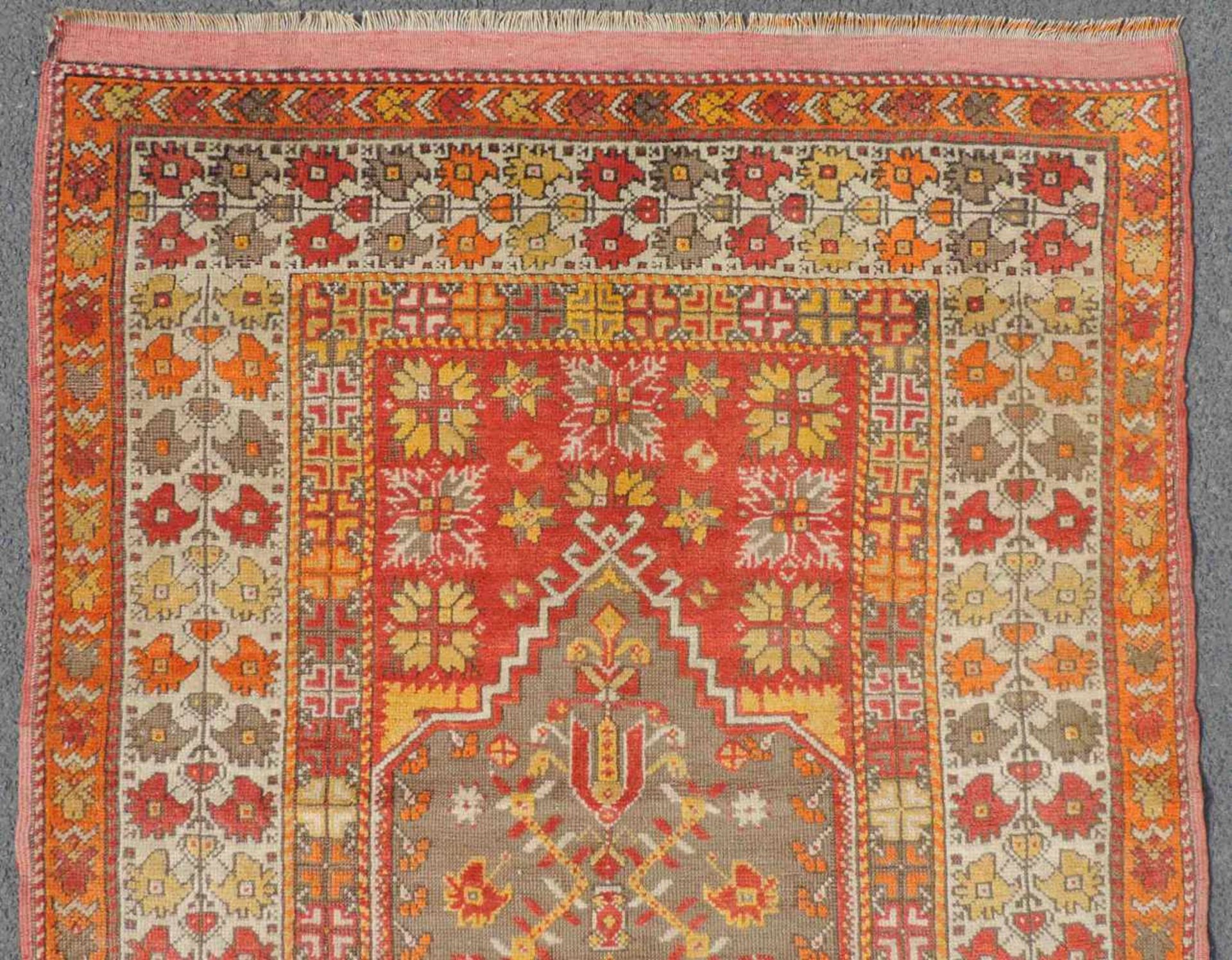 Mucur Gebetsteppich. Anatolien. Türkei. Antik, um 1870. 155 cm x 114 cm. Handgeknüpft. Wolle auf - Image 3 of 6