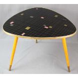 Beistelltisch, Design. Bunte Ausführung. Um 1970. 70 cm x 70 cm, 60 cm. Side table, design. 70 cm