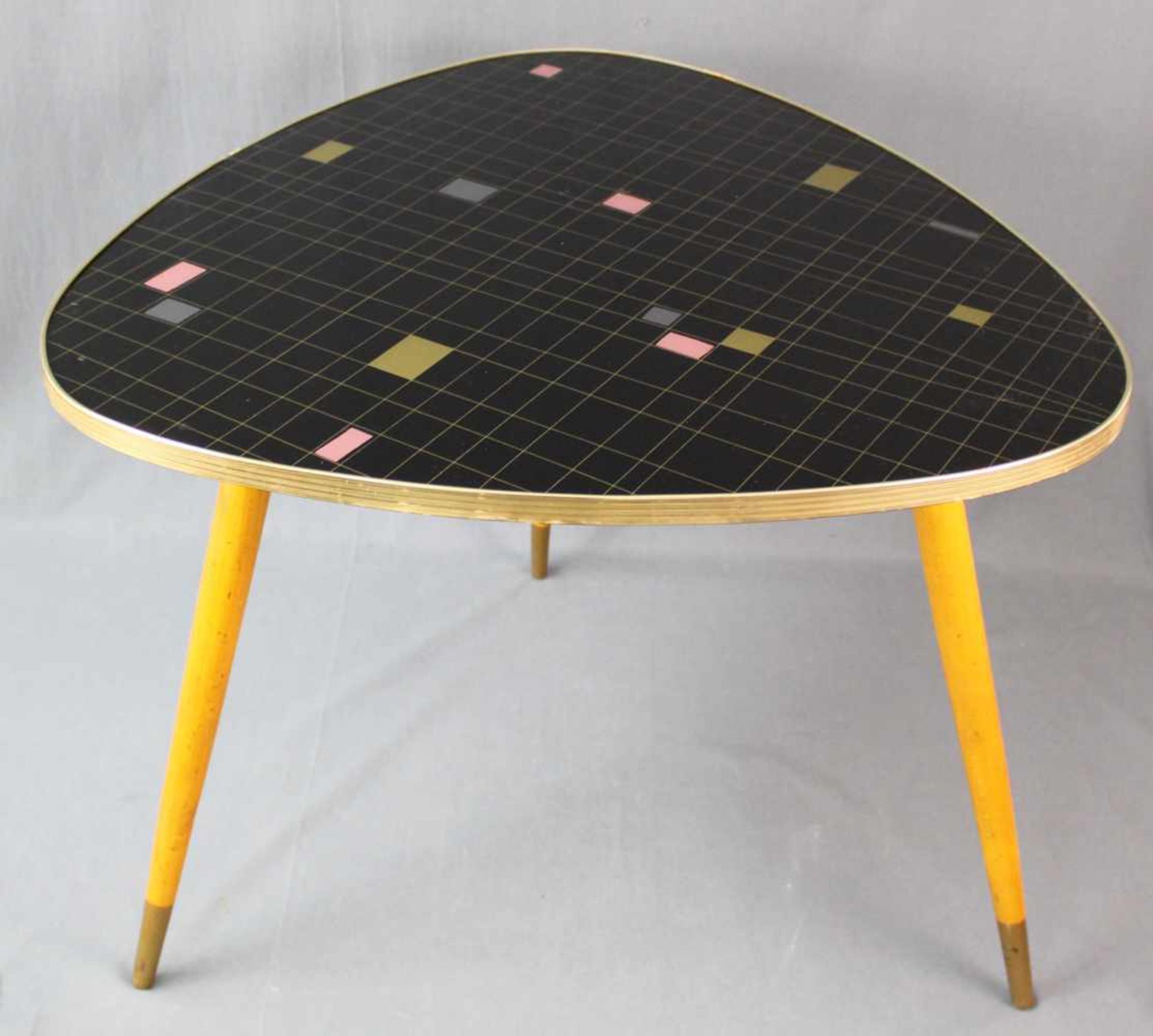 Beistelltisch, Design. Bunte Ausführung. Um 1970. 70 cm x 70 cm, 60 cm. Side table, design. 70 cm