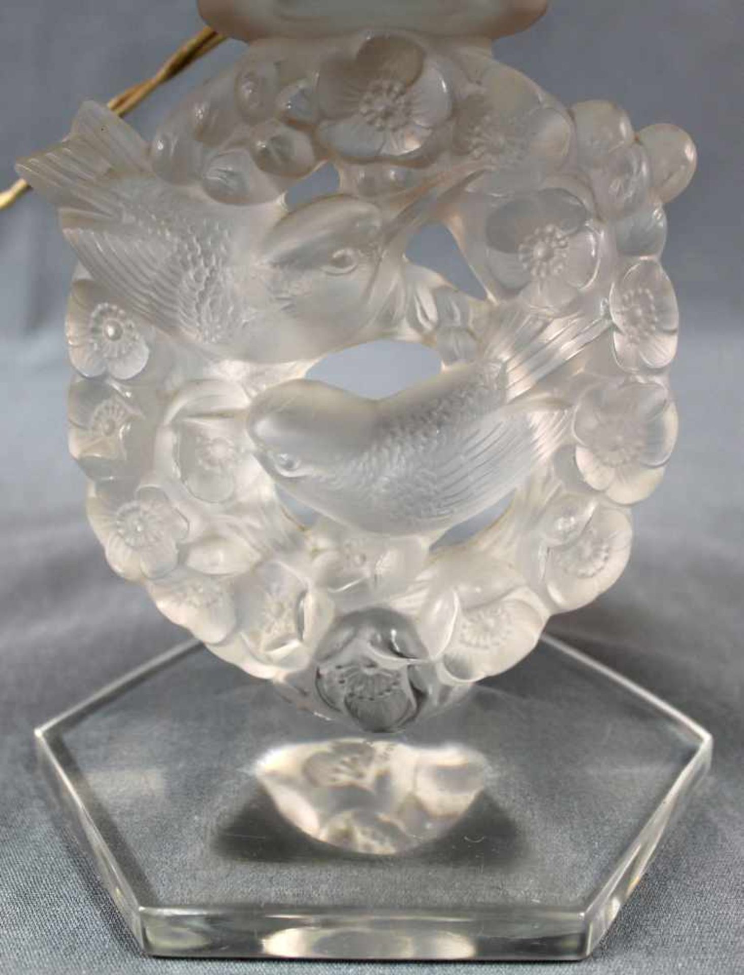 Lampe, Lalique, Frankreich, mit Vogel- und Blumendekor. Höhe 16,5 cm. Am Fuß bezeichnet "Lalique - Image 11 of 12