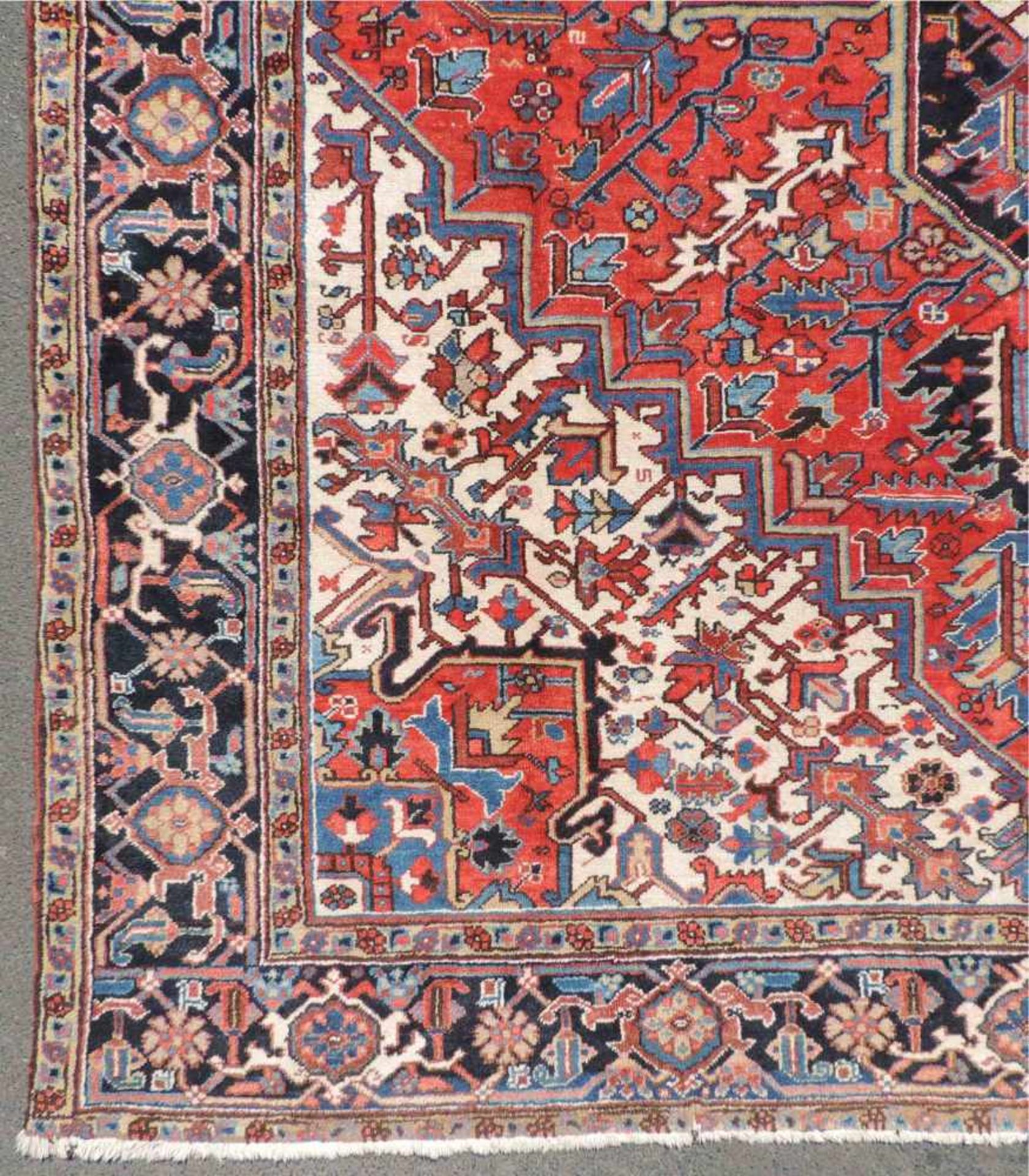 Heris Perserteppich. Iran. Mitte 20. Jahrhundert. 350 cm x 256 cm. Orientteppich, handgeknüpft. - Bild 3 aus 10