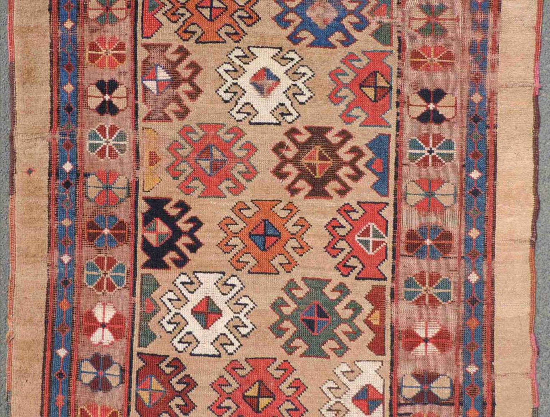 Shah Savan Perserteppich. Kaukasus. Antik, um 1850. 355 cm x 108 cm. Handgeknüpft. Kamelhaar und - Image 4 of 8