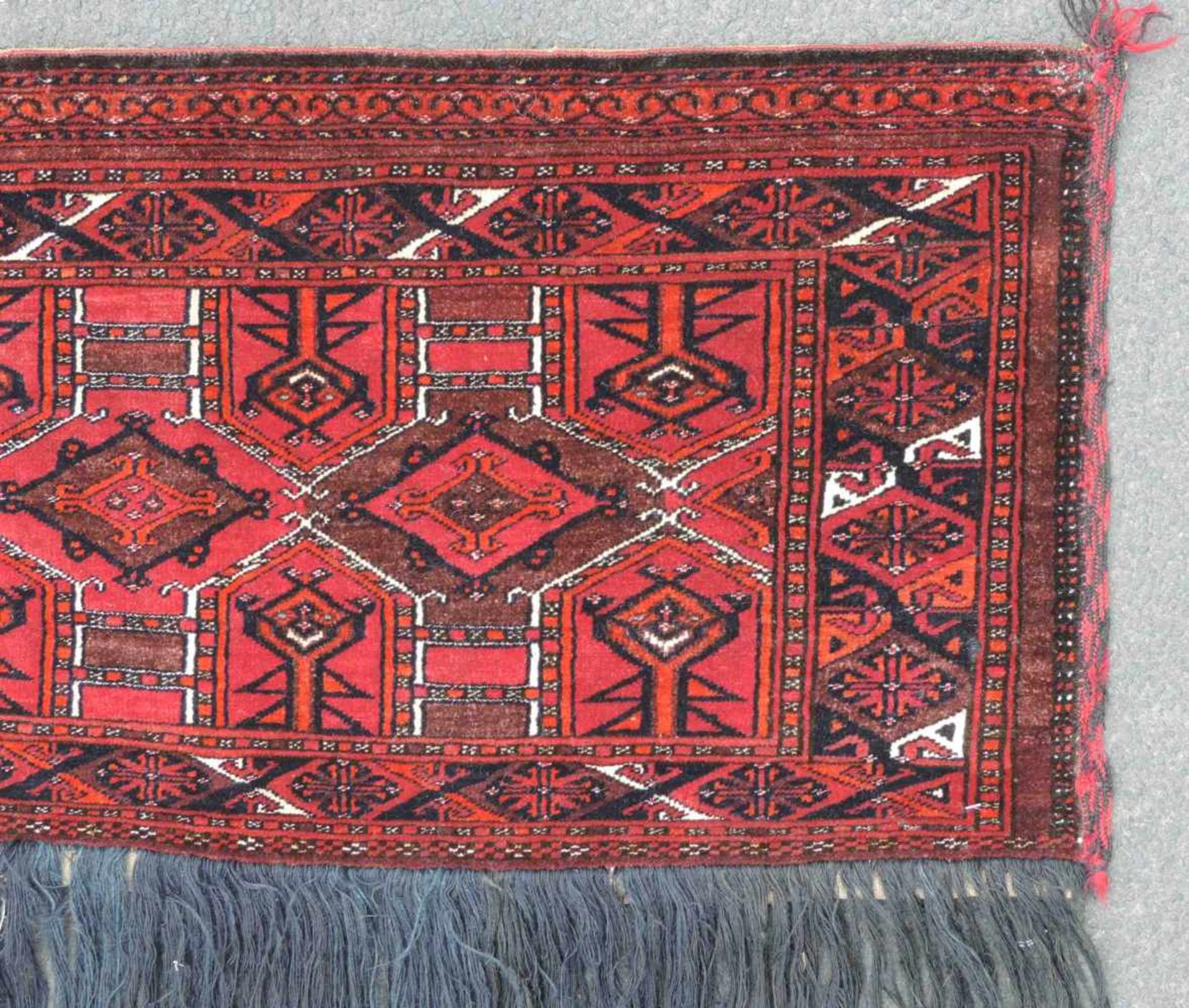 Saryk "Behang" Stammesteppich. Turkmenistan. Antik, um 1880. 47 cm x 132 cm ohne Fransen gemessen. - Image 2 of 3