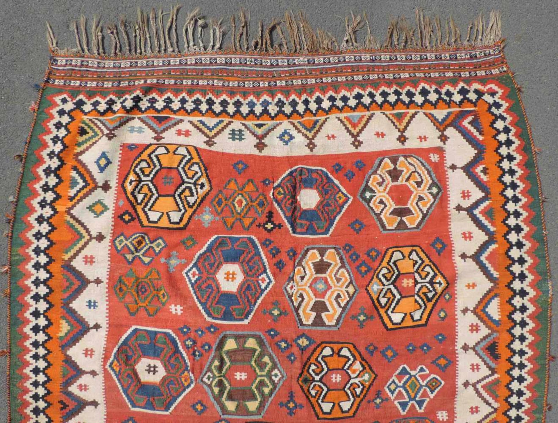 Quashkai Perserteppich. Kelim. Iran. Alt, um 1930. 262 cm x 187 cm. Handgewebt. Wolle auf Wolle. - Bild 4 aus 6