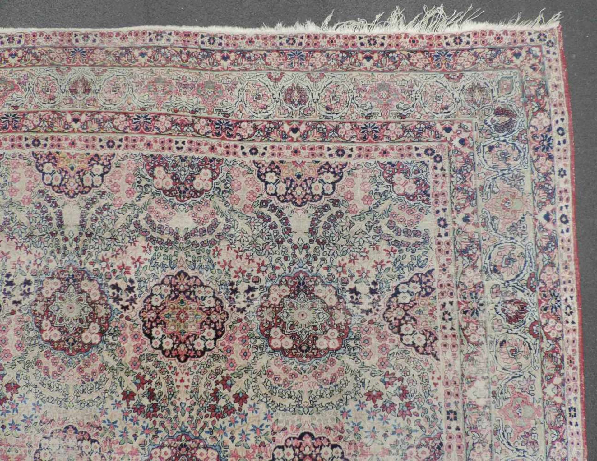 Kirman Laver Perserteppich. Iran. Antik, spätes 19. Jahrhundert. 329 cm x 275 cm. Handgeknüpft. - Bild 6 aus 8