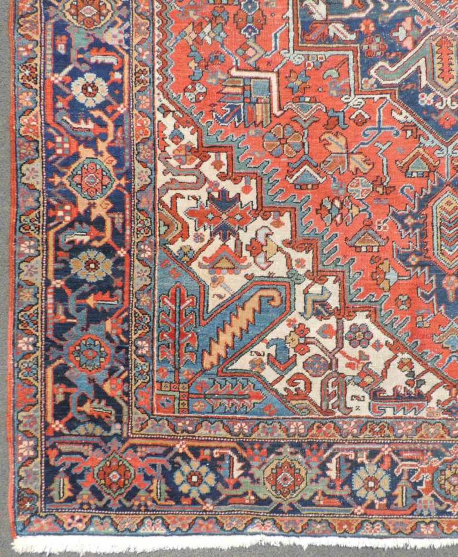 Heris Perserteppich. Iran. Alt, um 1920 - 1930. 316 cm x 222 cm. Handgeknüpft. Wolle auf - Image 5 of 12