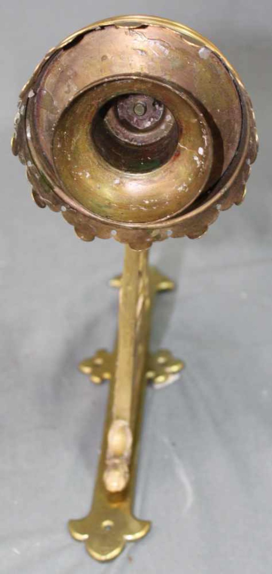 Wandleuchter und Mörser. Messing. Der Mörser ist 19,3 cm hoch. Sconce and mortar. Brass. The - Image 4 of 8