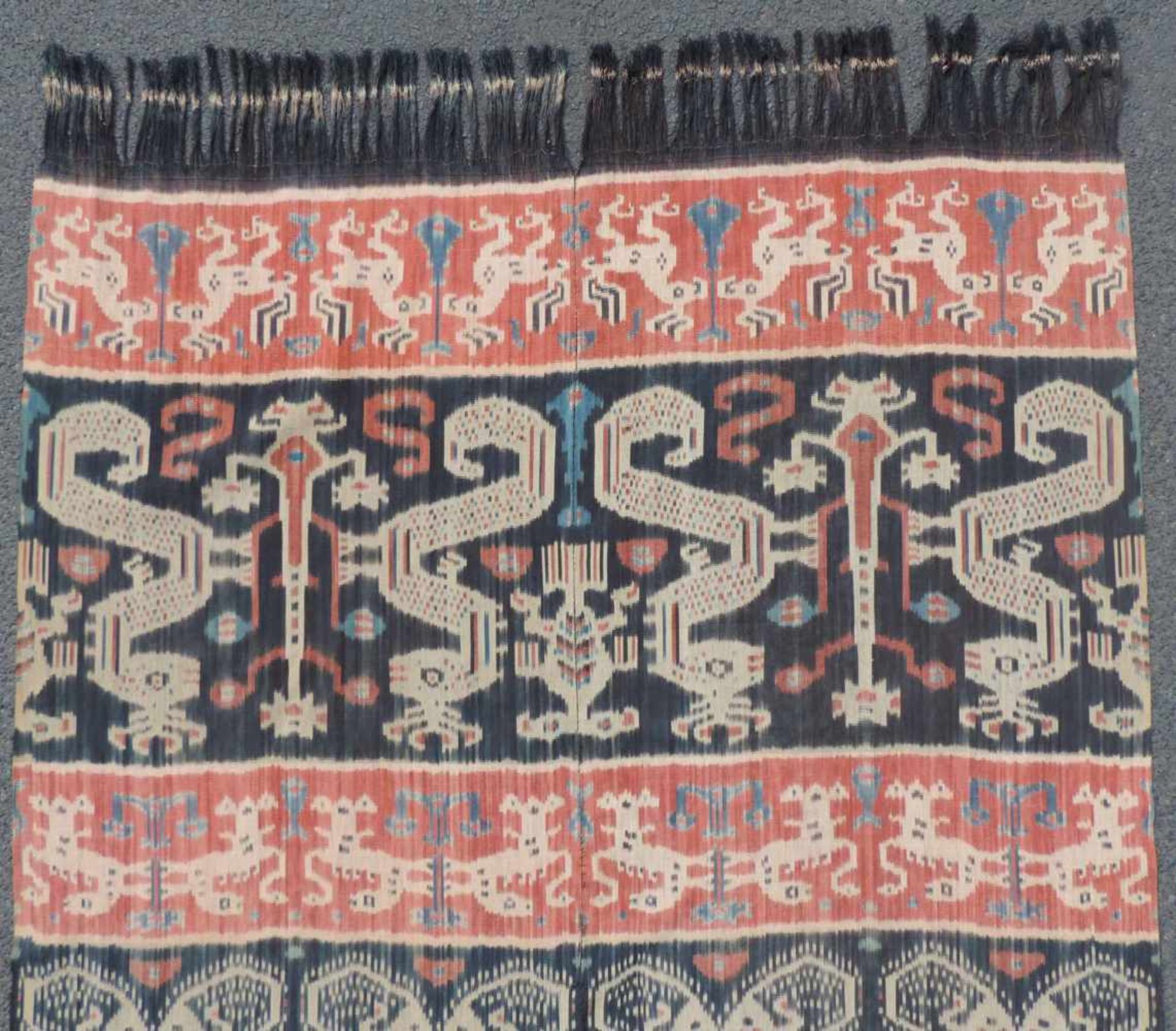 Sumba Ikat. Indonesien. Wohl alt. 242 cm x 112 cm. Handgewebt und in Ikattechnik eingefärbt. - Image 4 of 5