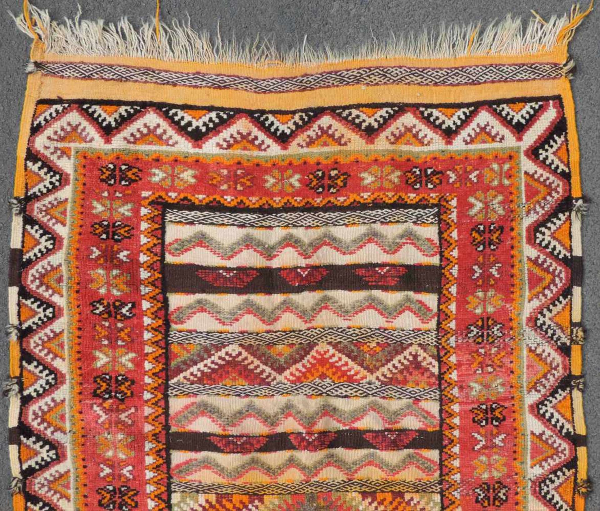 Atlas Teppich. Marokko. Alt, Mitte 20. Jahrhundert. 185 cm x 103 cm. Handgeknüpft und handgewebt. - Bild 4 aus 8