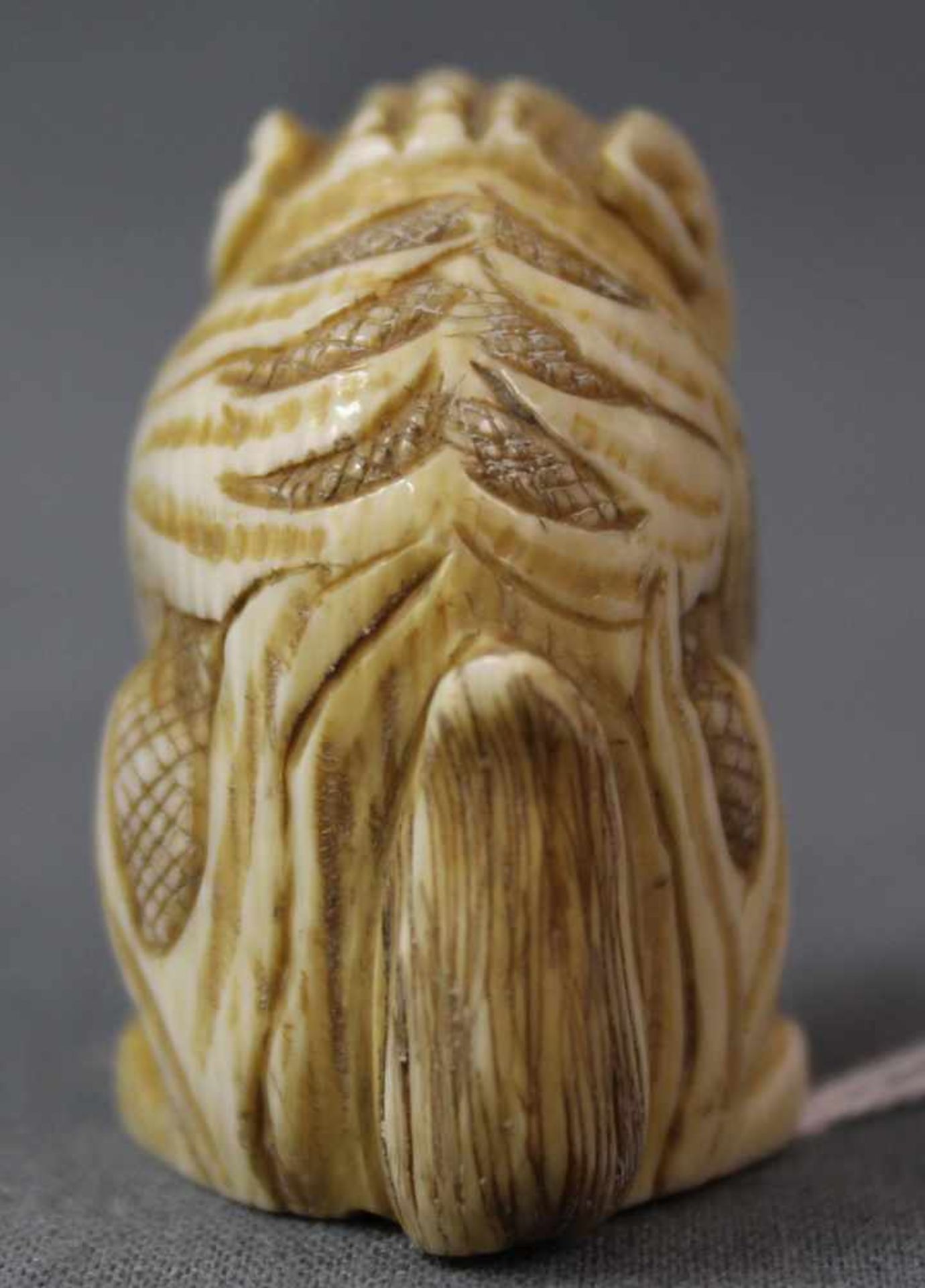 Netsuke Löwe. Elfenbein? Geschnitzt. Japan, wohl Meiji - Zeit 1869 - 1912. 42 mm hoch. Unten - Bild 3 aus 6