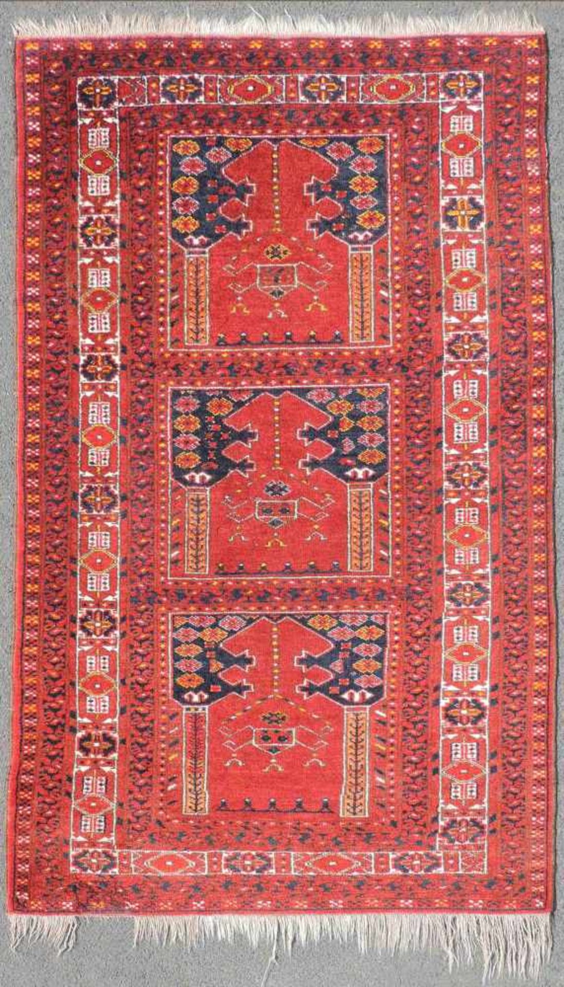 Ersari Familiengebetsteppich, Afghanistan. Alt, um 1930. 218 cm x 111 cm. Orientteppich.