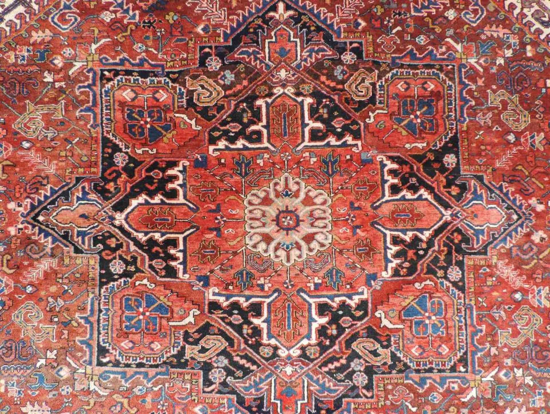 Heris Perserteppich. Iran. Alt, um 1950. 404 cm x 295 cm. Orientteppich. Handgeknüpft. Wolle auf - Bild 9 aus 12