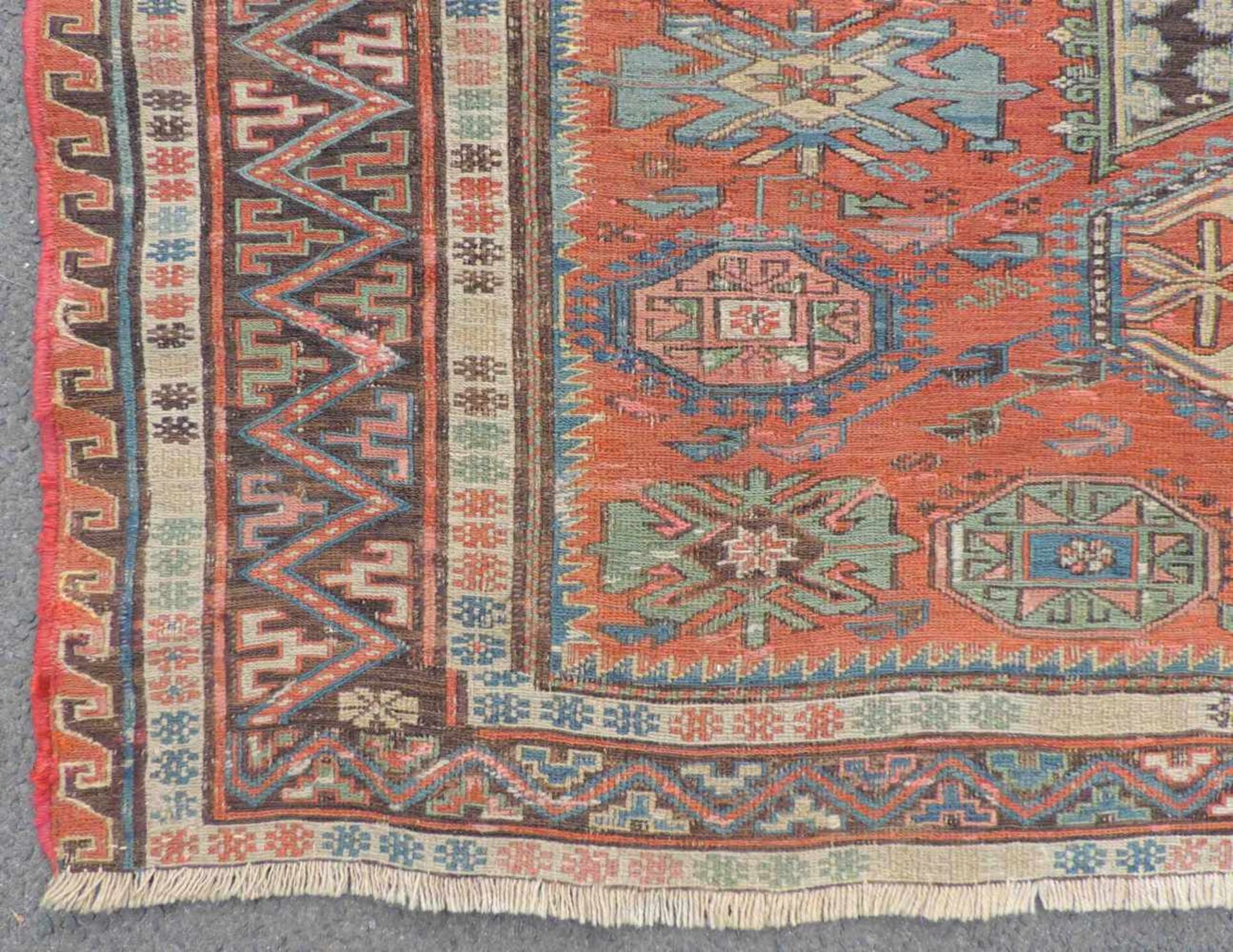 Sumak Kelim. Teppich, Kaukasus, antik um 1870. 260 cm x 220 cm. Handgewebt. Wolle auf Wolle. - Image 2 of 9