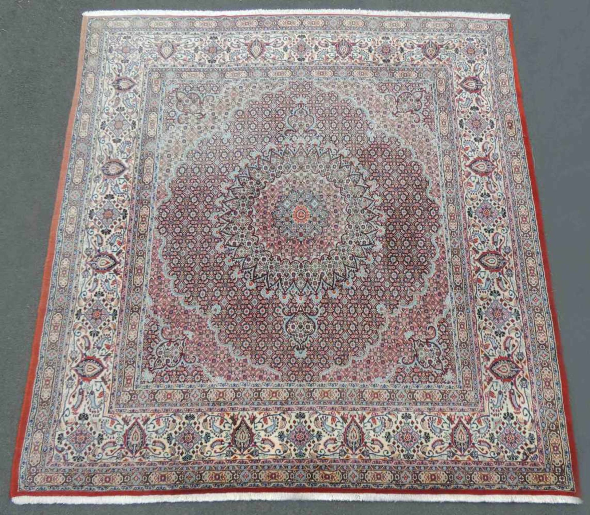 Moud Perserteppich. Iran. Feine Knüpfung. 287 cm x 246 cm. Orientteppich, handgeknüpft. Wolle und