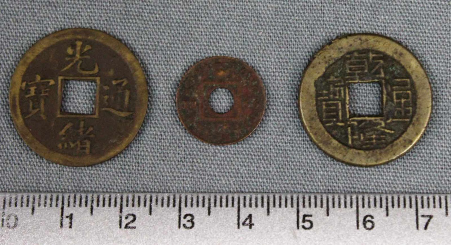 3 Münzen. Wohl Qing, China. Auch 1866 - Hong Kong - One Mil. Aus einer alten deutschen Sammlung. 3 - Bild 3 aus 3
