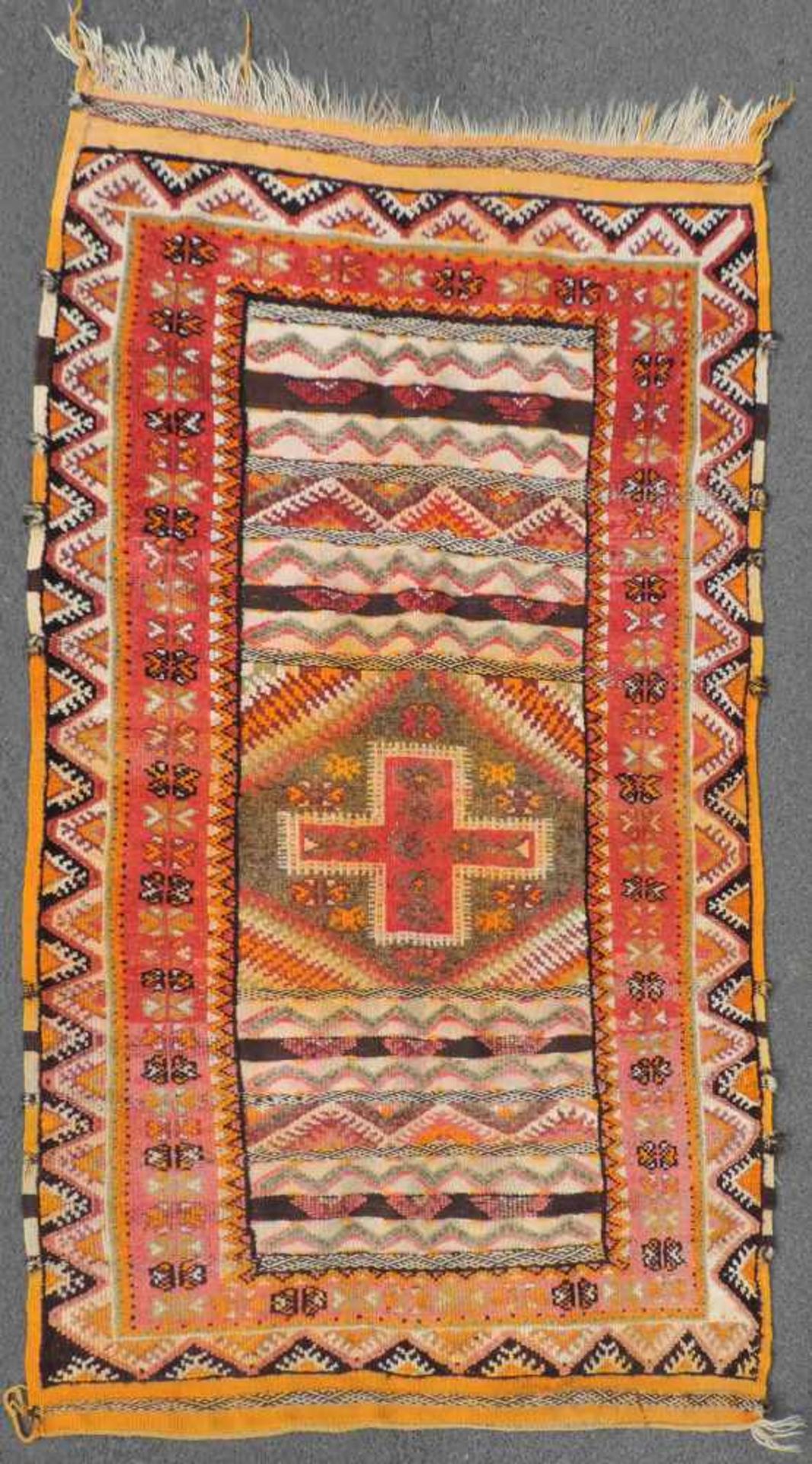 Atlas Teppich. Marokko. Alt, Mitte 20. Jahrhundert. 185 cm x 103 cm. Handgeknüpft und handgewebt.