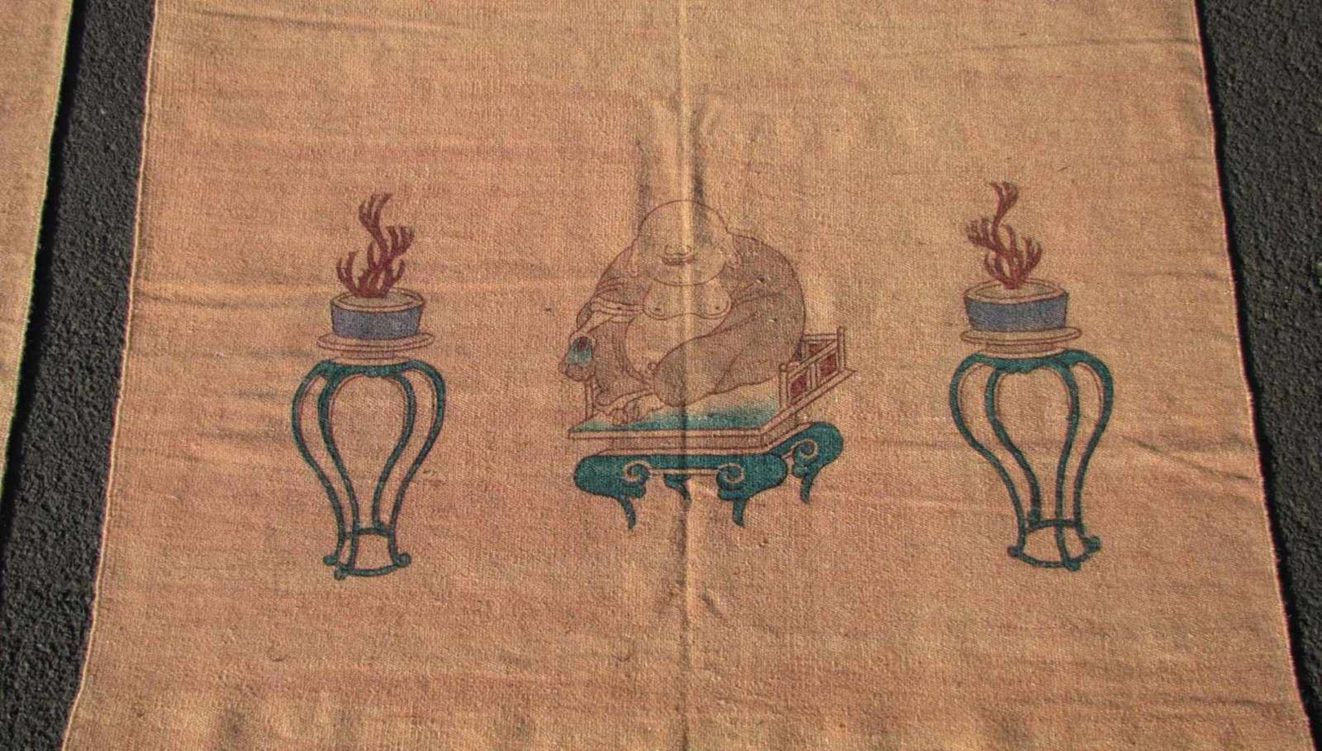 Wandbehänge. China / Mongolei. Antik, um 1900. Circa 296 cm x 114 cm. Handgewebt. Wolle auf - Bild 5 aus 8