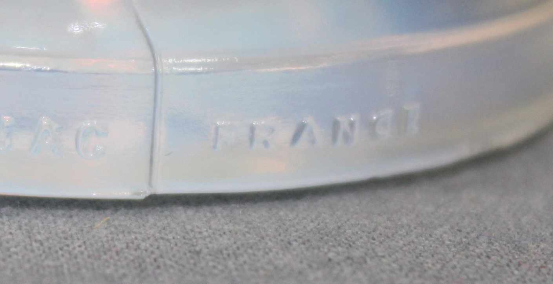 Ferjac France, Opalglas, "Spatz". 9 cm hoch. Signatur. Zustand siehe Fotos. Ferjac France, opal - Image 6 of 10