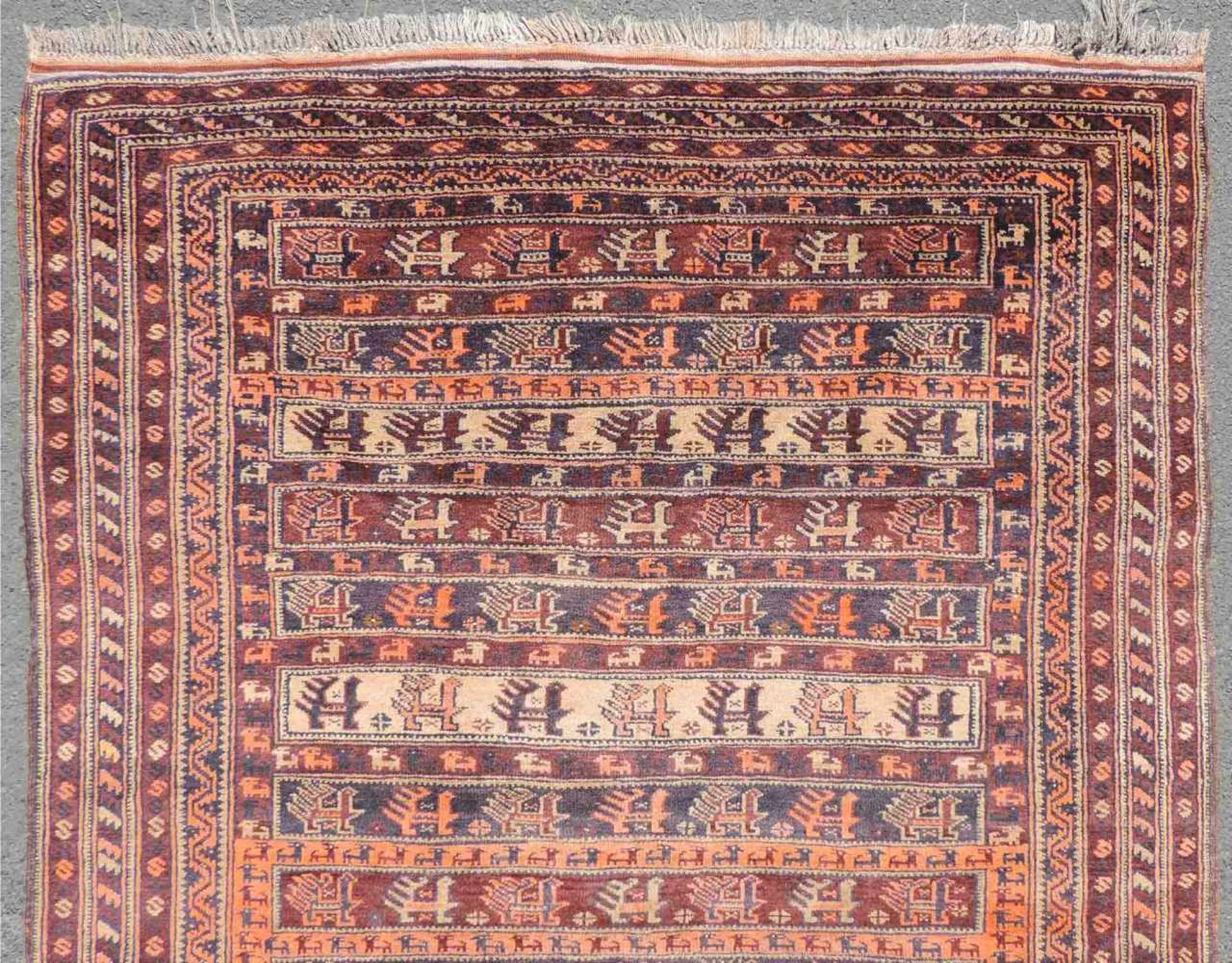 Belutsch Orientteppich. Afghanistan. Alt, um 1930. 188 cm x 122 cm. Handgeknüpft. Wolle auf Wolle. - Bild 3 aus 6